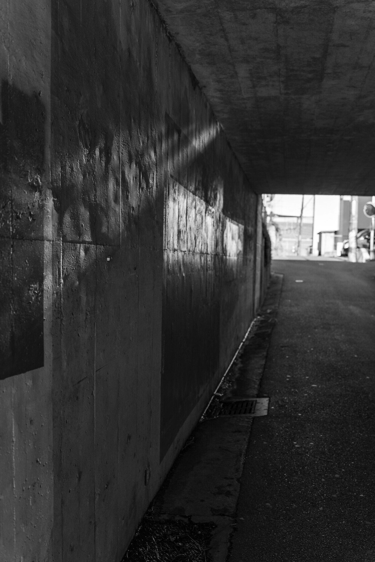 Contrasto di luce e ombra su un muro scuro di un tunnel