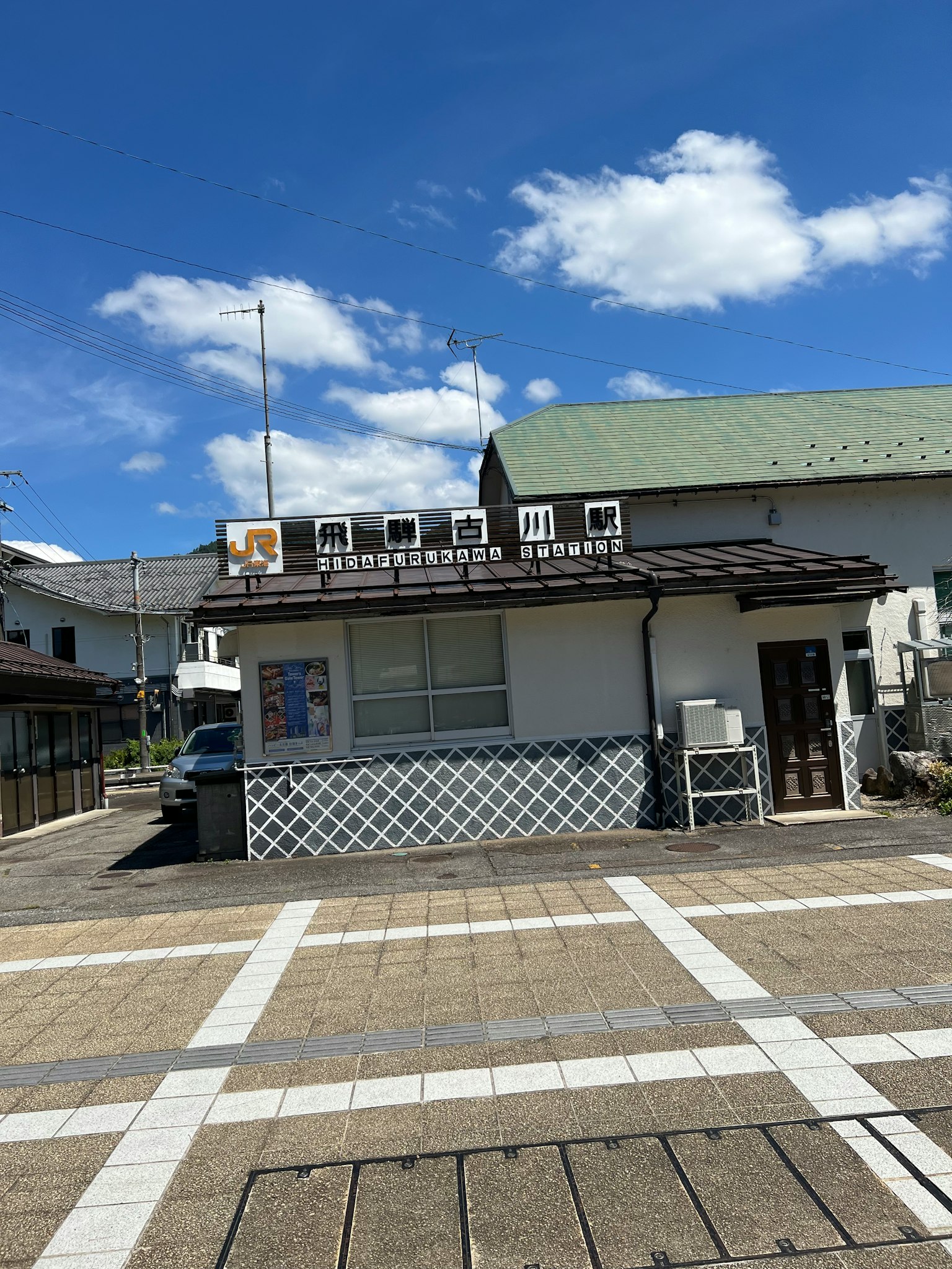 Bâtiment blanc sous un ciel bleu avec un pavé carrelé