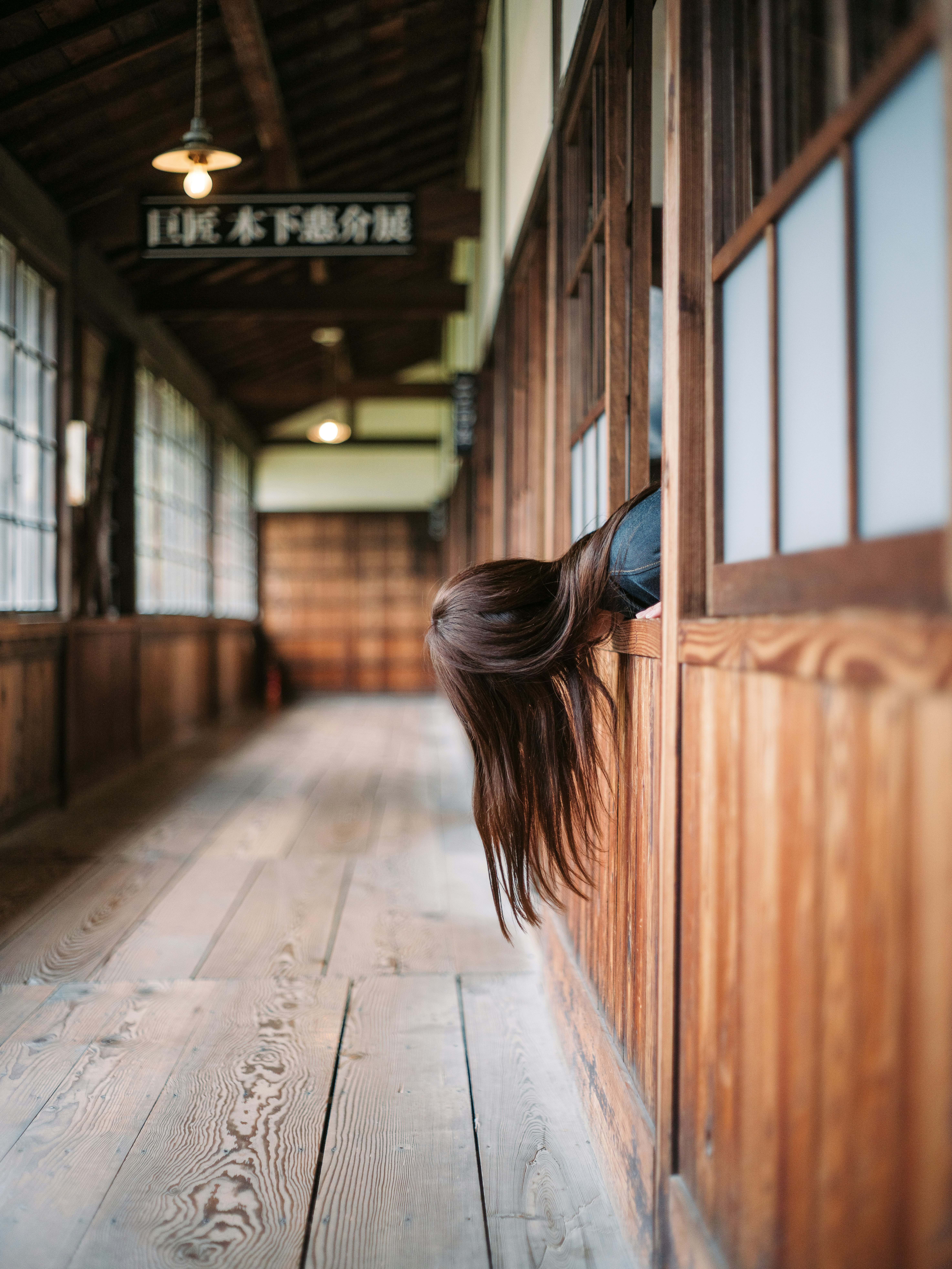 暗い灰色の背景にシンプルなデザインの画像