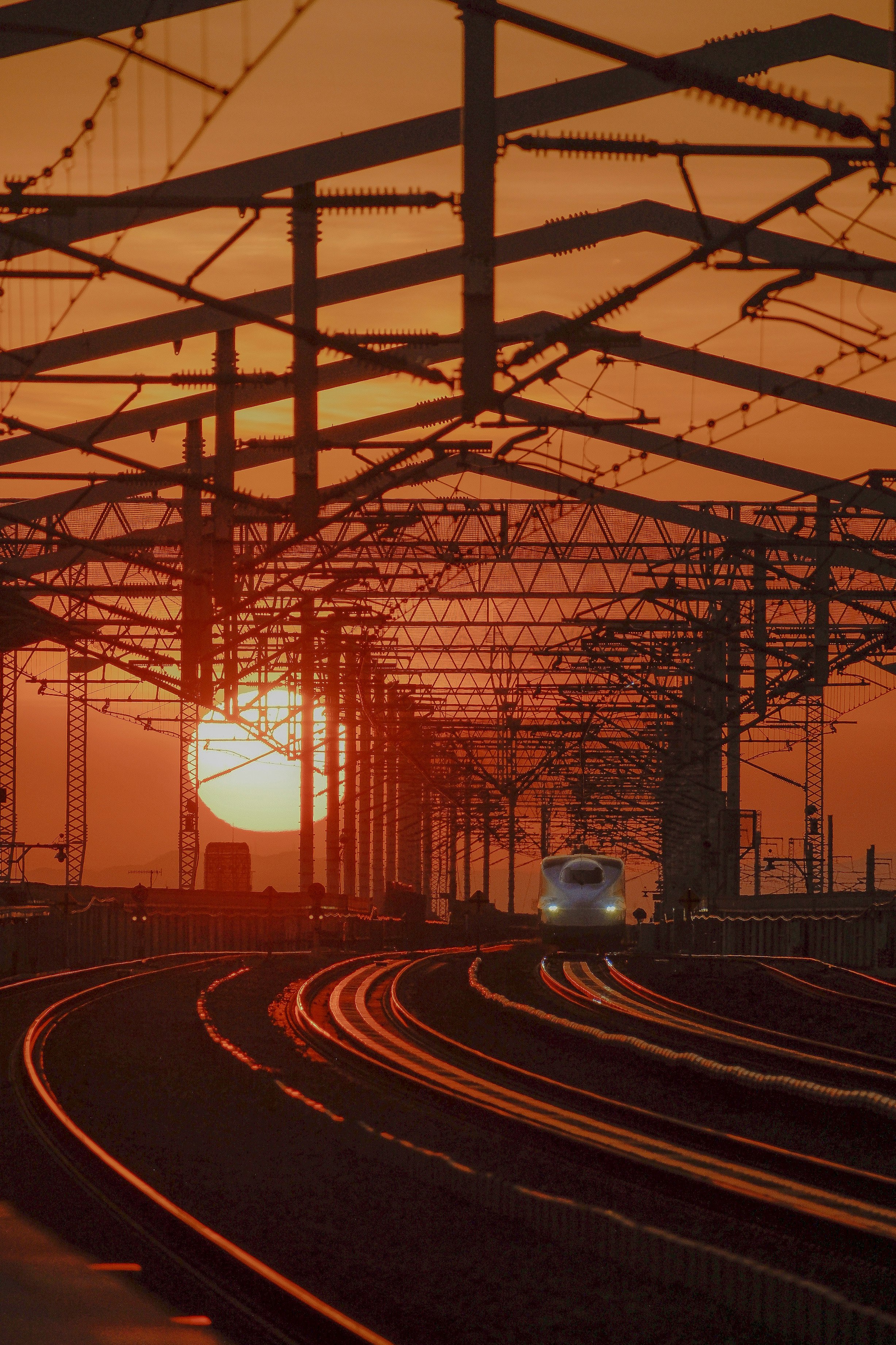 夕日に照らされた線路と高架のある鉄道の高架空間