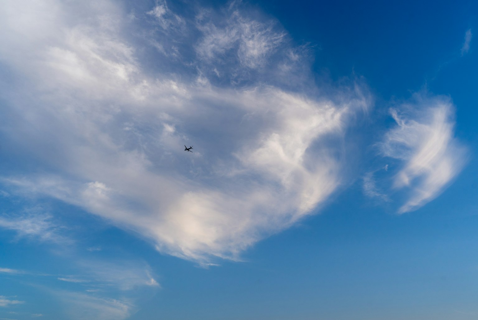 Langit biru cerah dengan awan putih berbulu