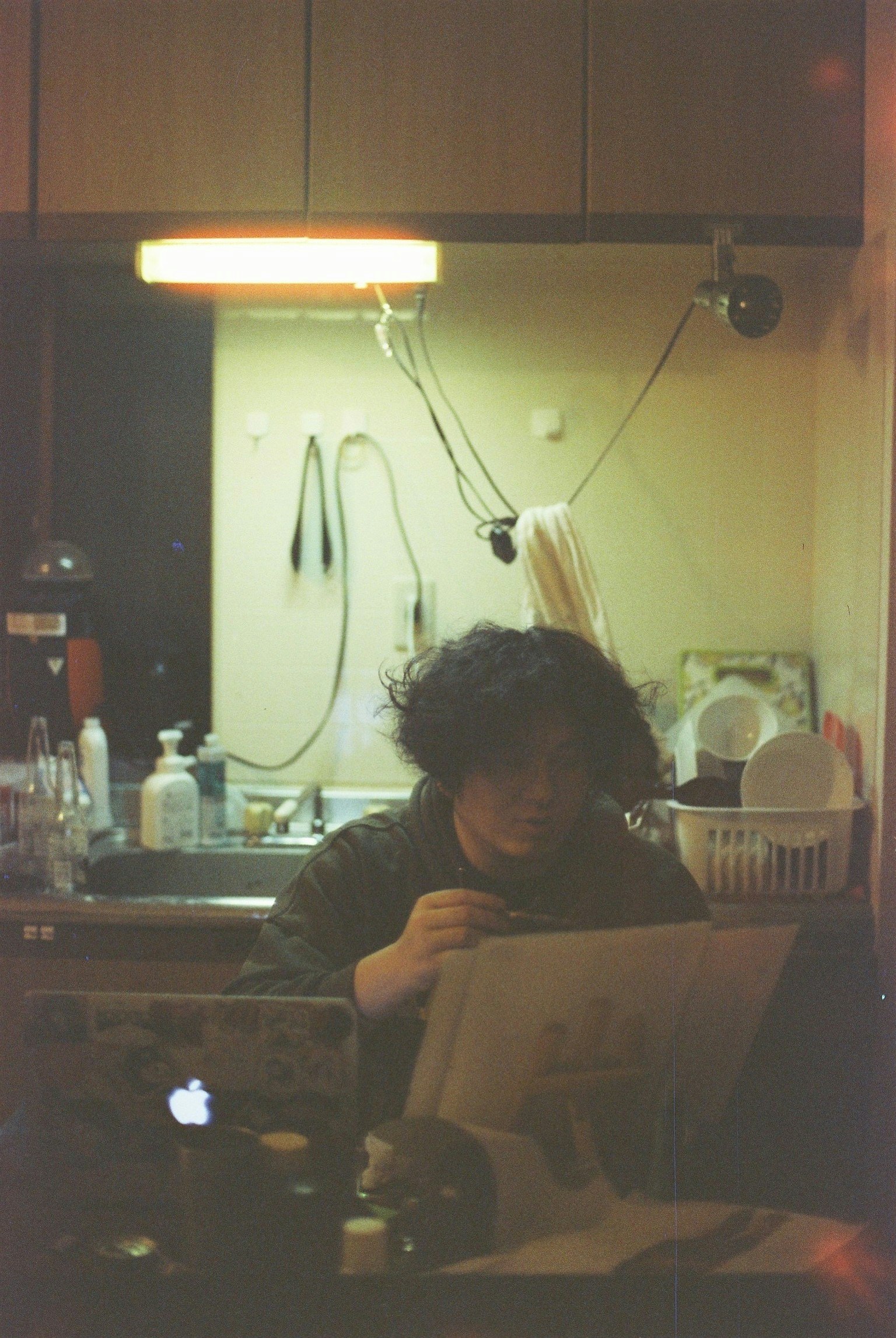 Person arbeitet in einer Küche warmes Licht und unordentlicher Hintergrund