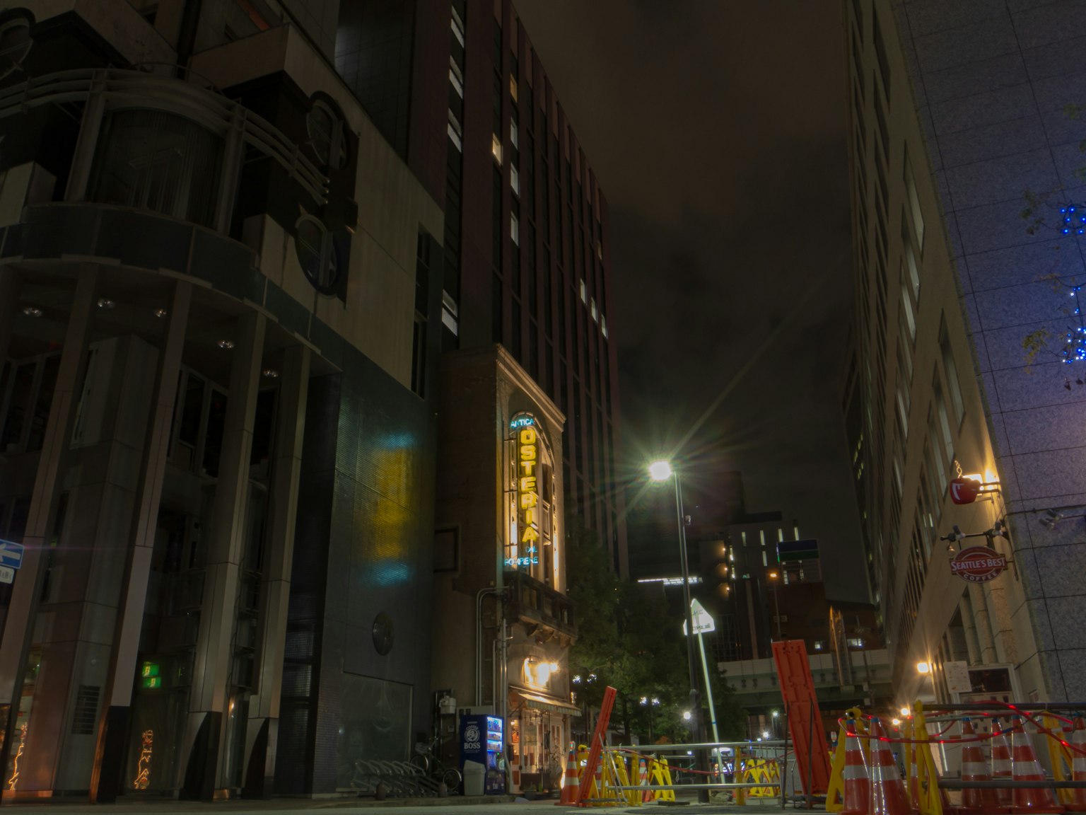 夜の都市風景 高層ビルと街灯が映える 交通規制の標識が見える