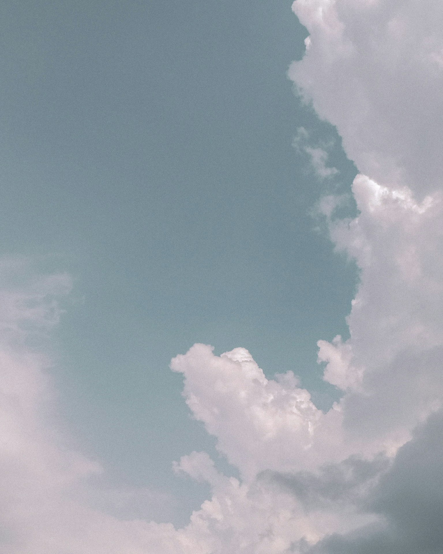 Suave contraste entre el cielo azul y las nubes blancas