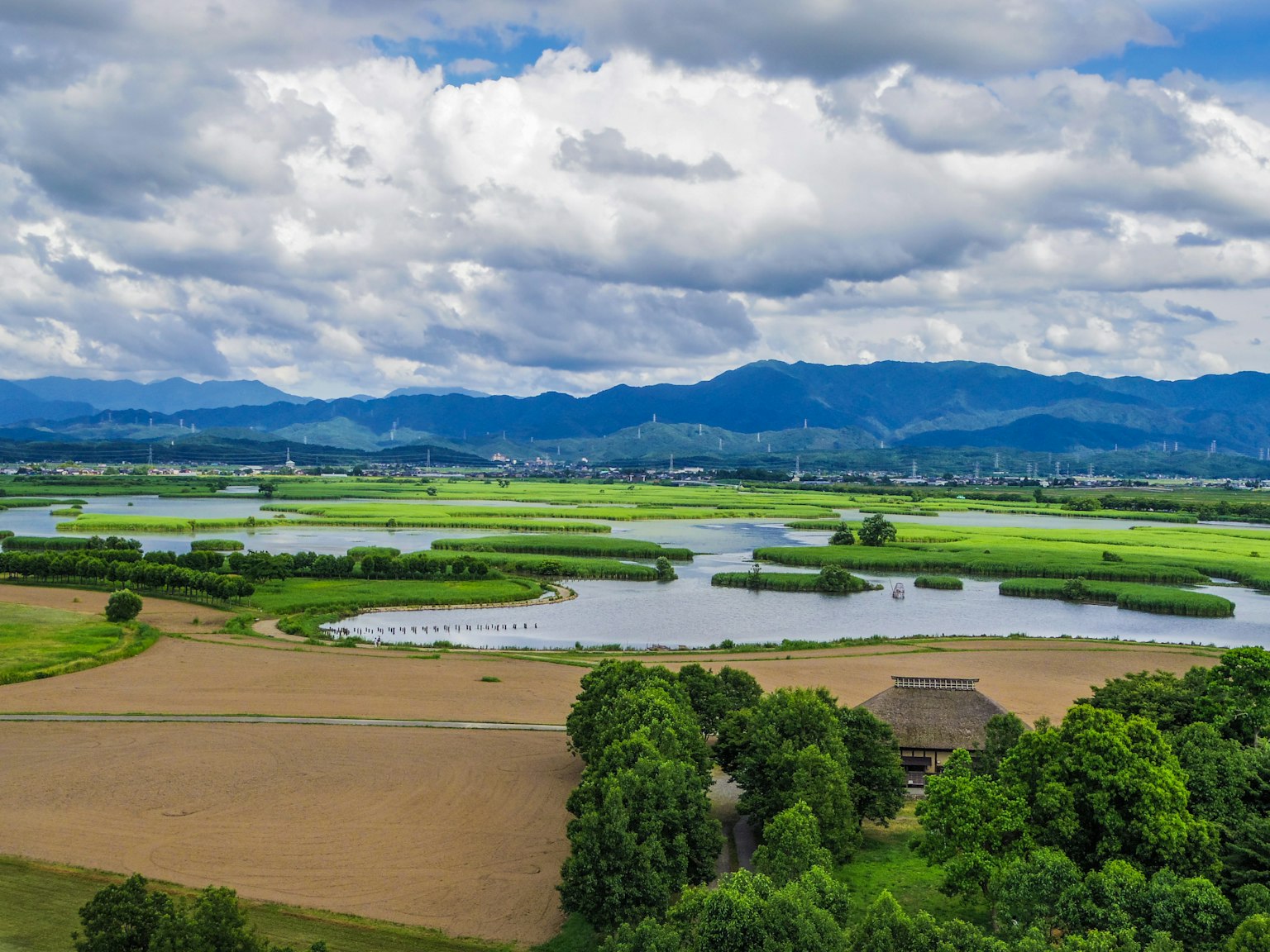 Campiña escénica con campos verdes exuberantes y un río serpenteante