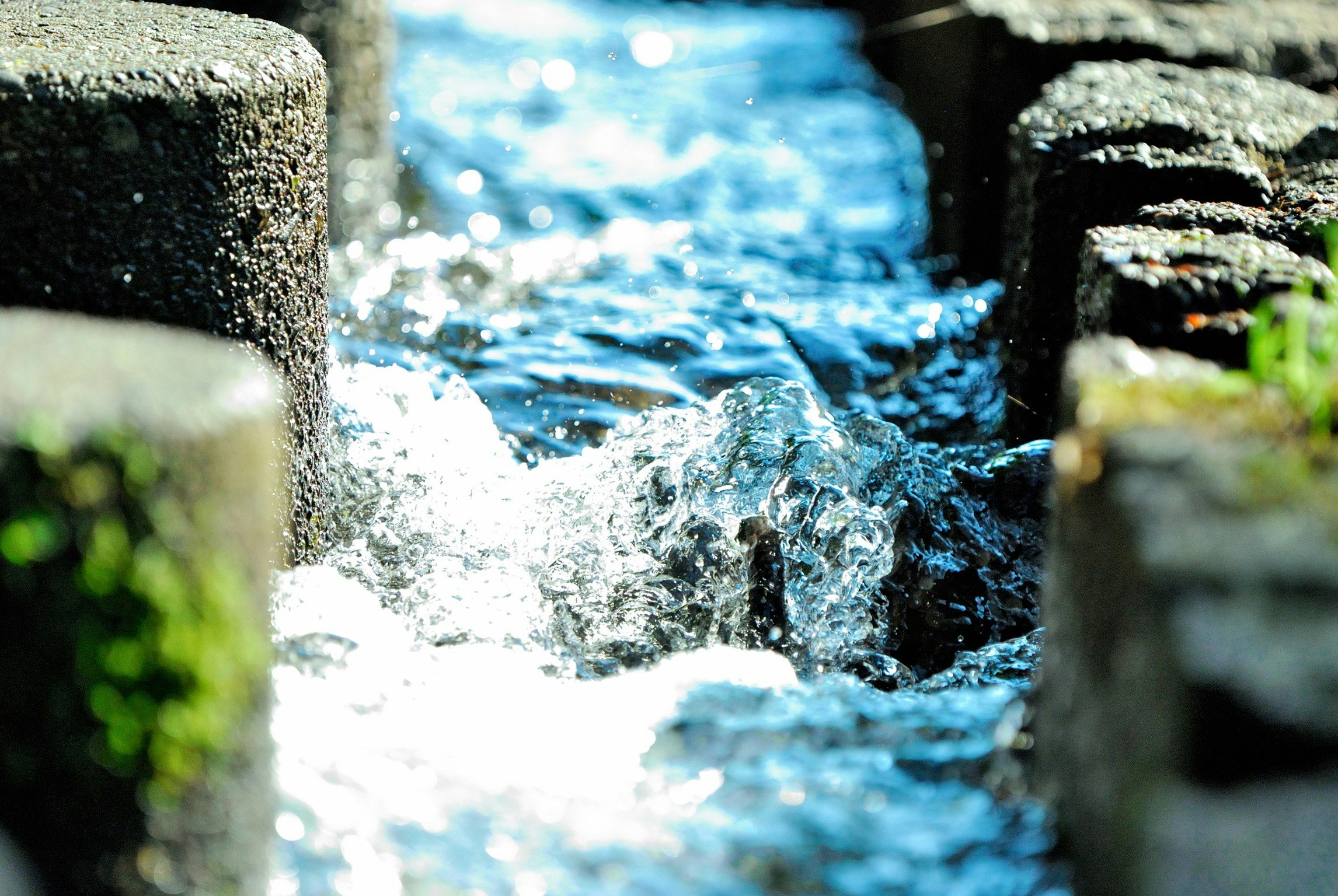 agua de río fluyendo entre piedras
