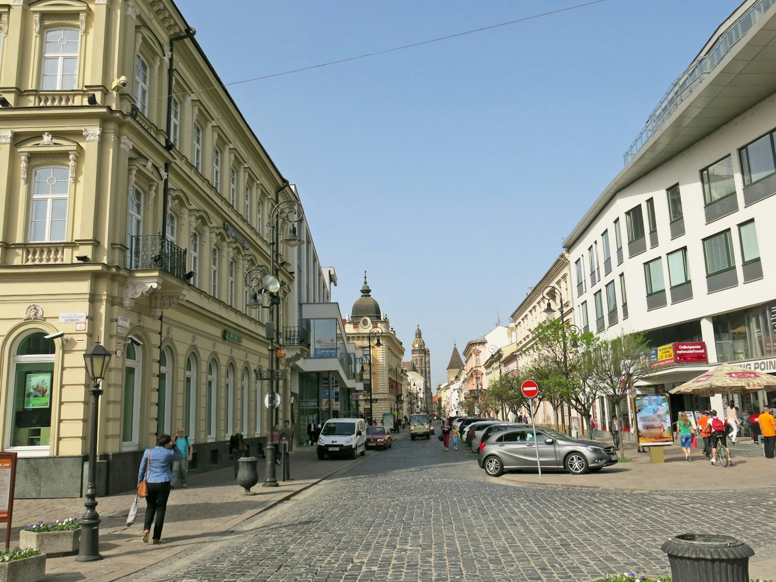 ทิวทัศน์ถนนที่มีอาคารประวัติศาสตร์และสถาปัตยกรรมสมัยใหม่