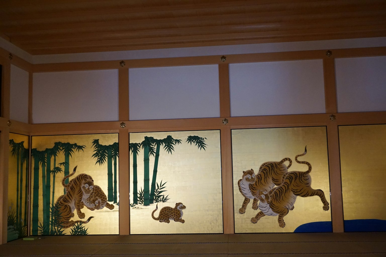 Sliding doors featuring monkeys and tigers among bamboo
