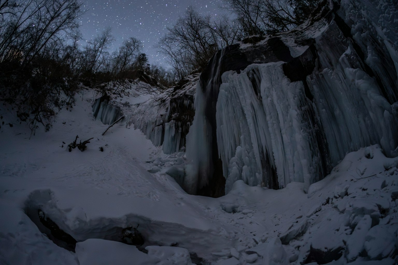 冰瀑布和被雪覆蓋的風景，星空璀璨