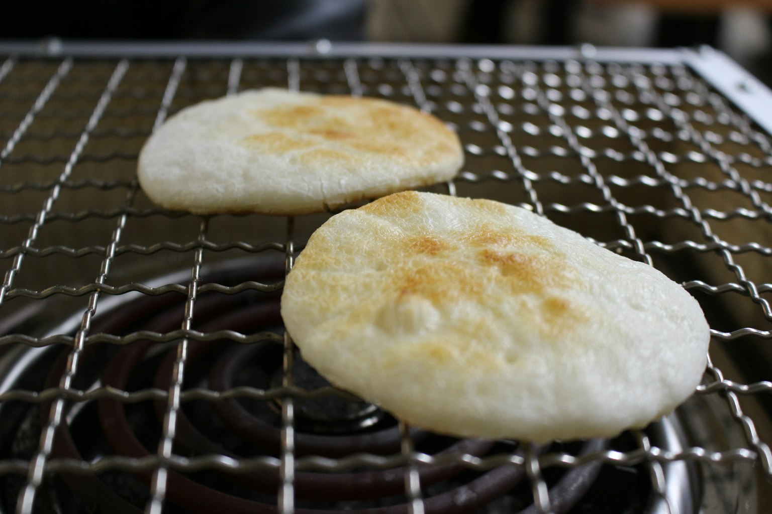 Gegrillte Tortillas auf einem Gitter