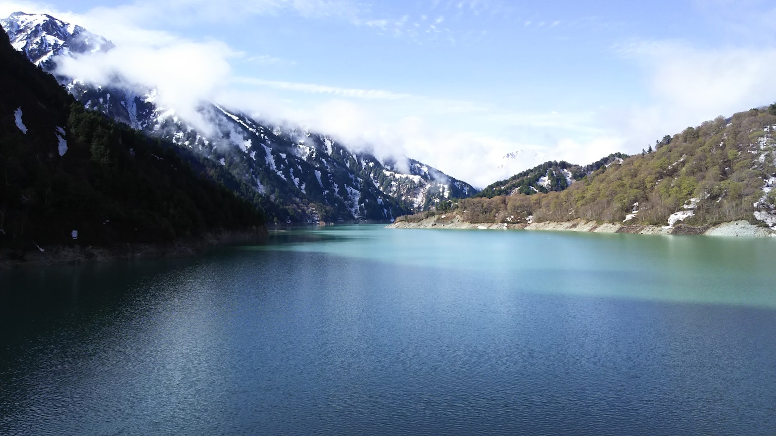 Vista panoramica di un lago circondato da montagne innevate