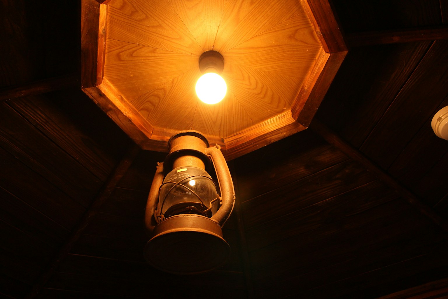 Lentera gantung dan bola lampu di langit-langit dalam ruangan