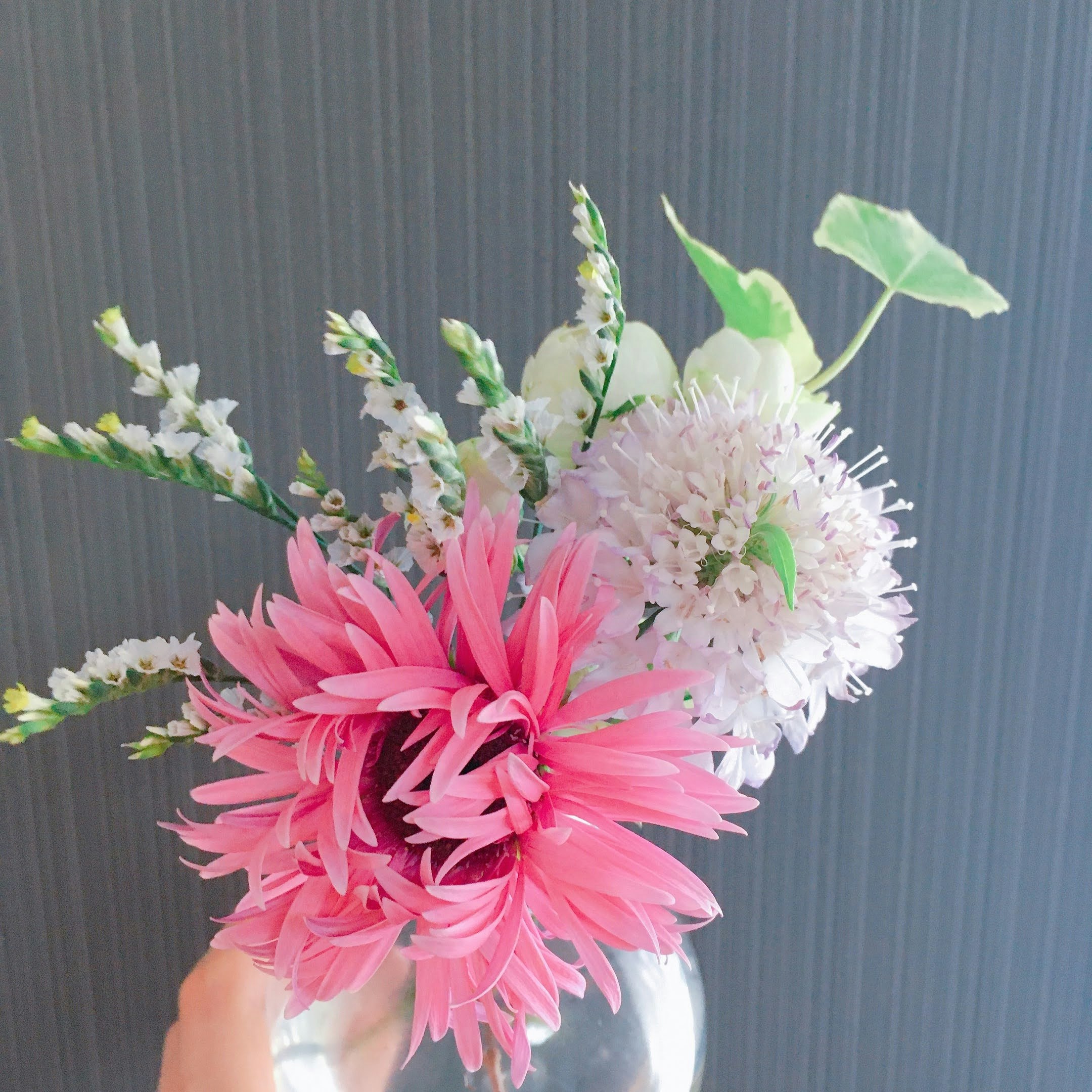 Blumenstrauß-Arrangement aus rosa und weißen Blüten