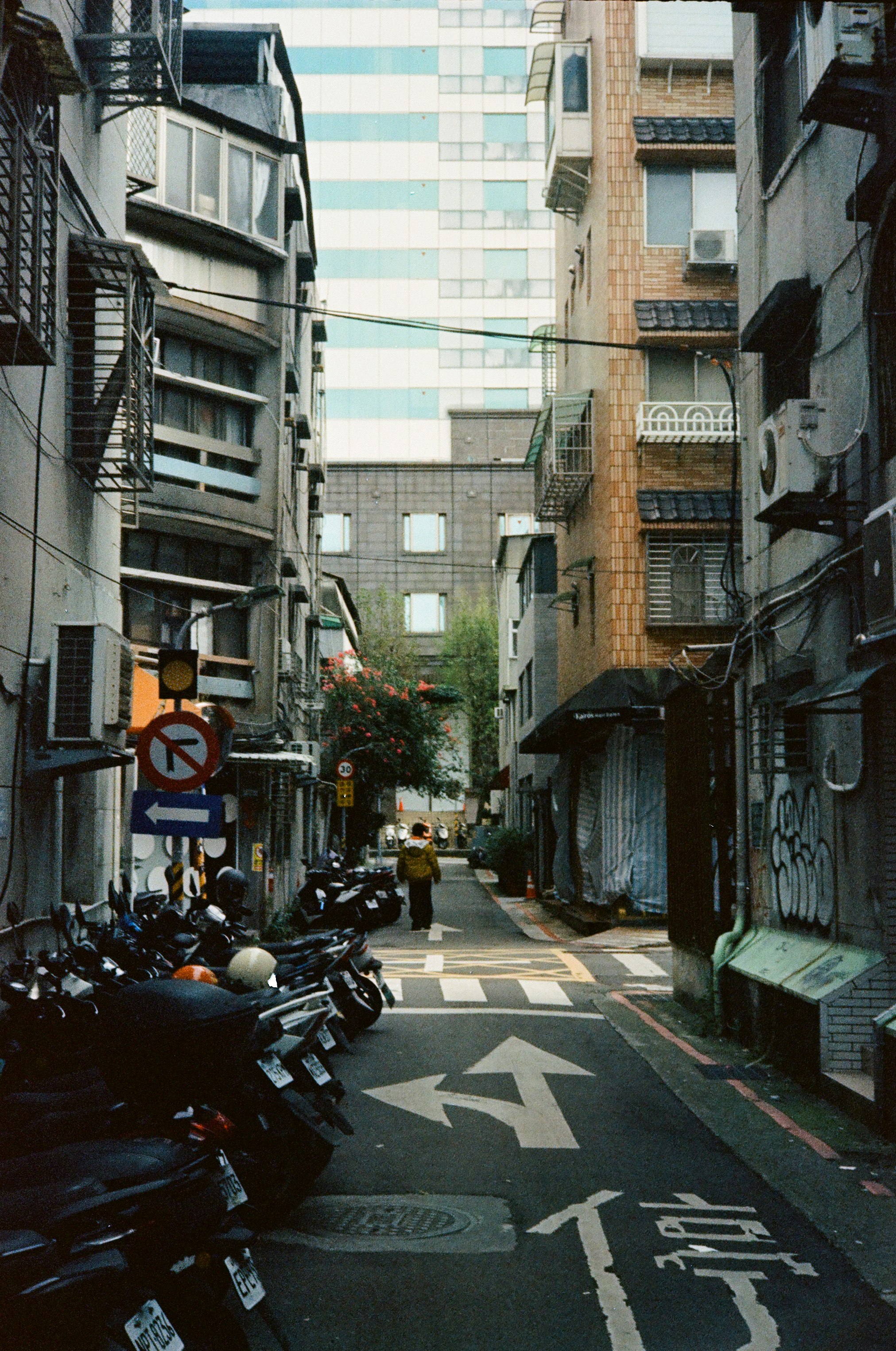 路地に並ぶバイクと自転車のある商店街の通り