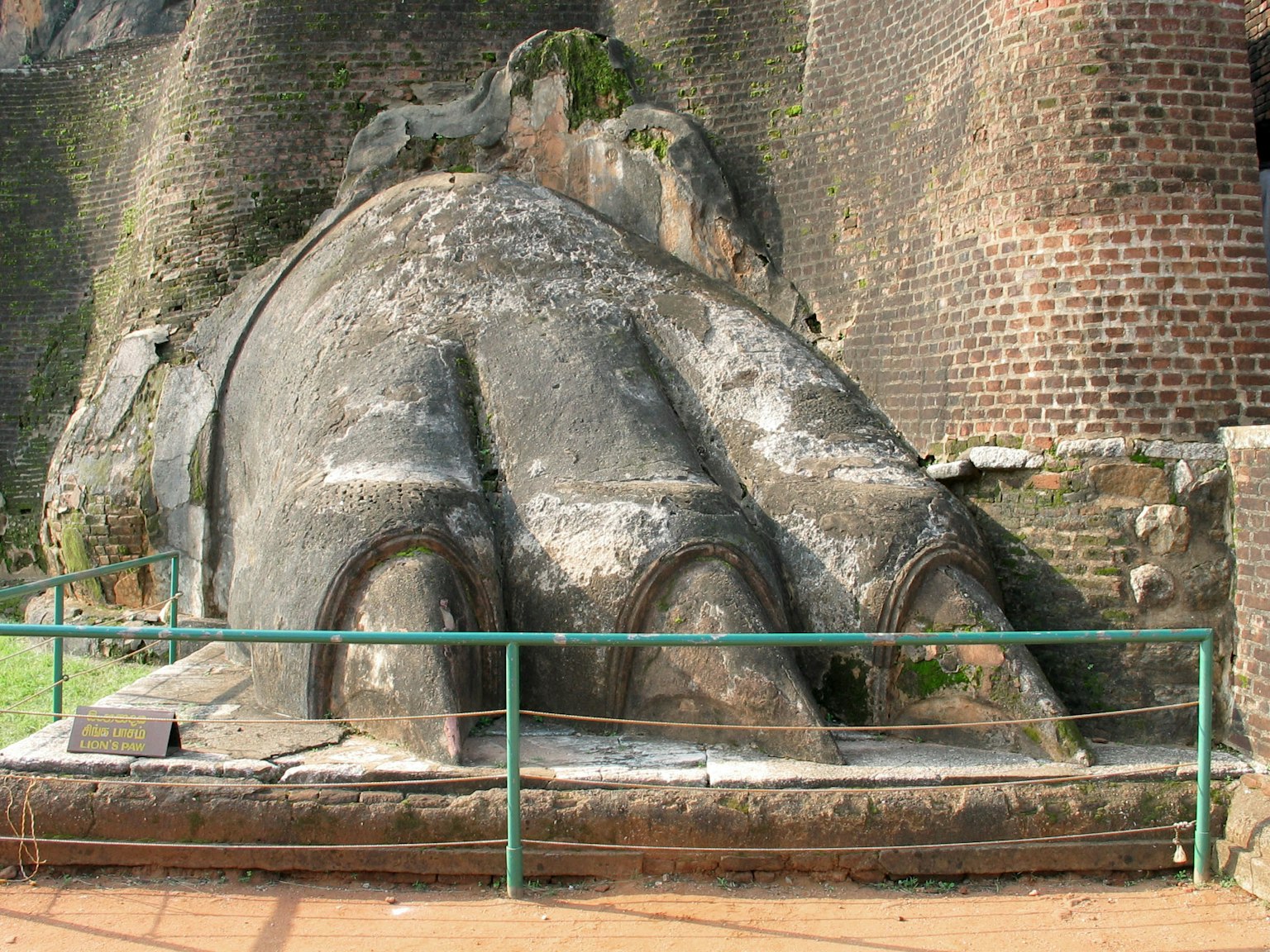 Patung kaki Buddha besar dari batu