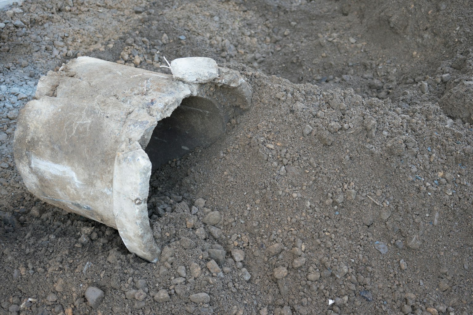 部分埋入土中的损坏混凝土管道及周围土壤