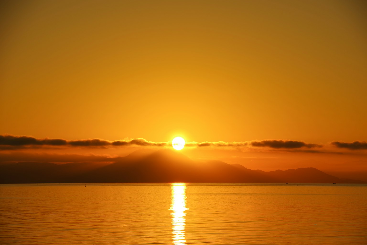 Bellissimo tramonto sull'oceano con un cielo dorato