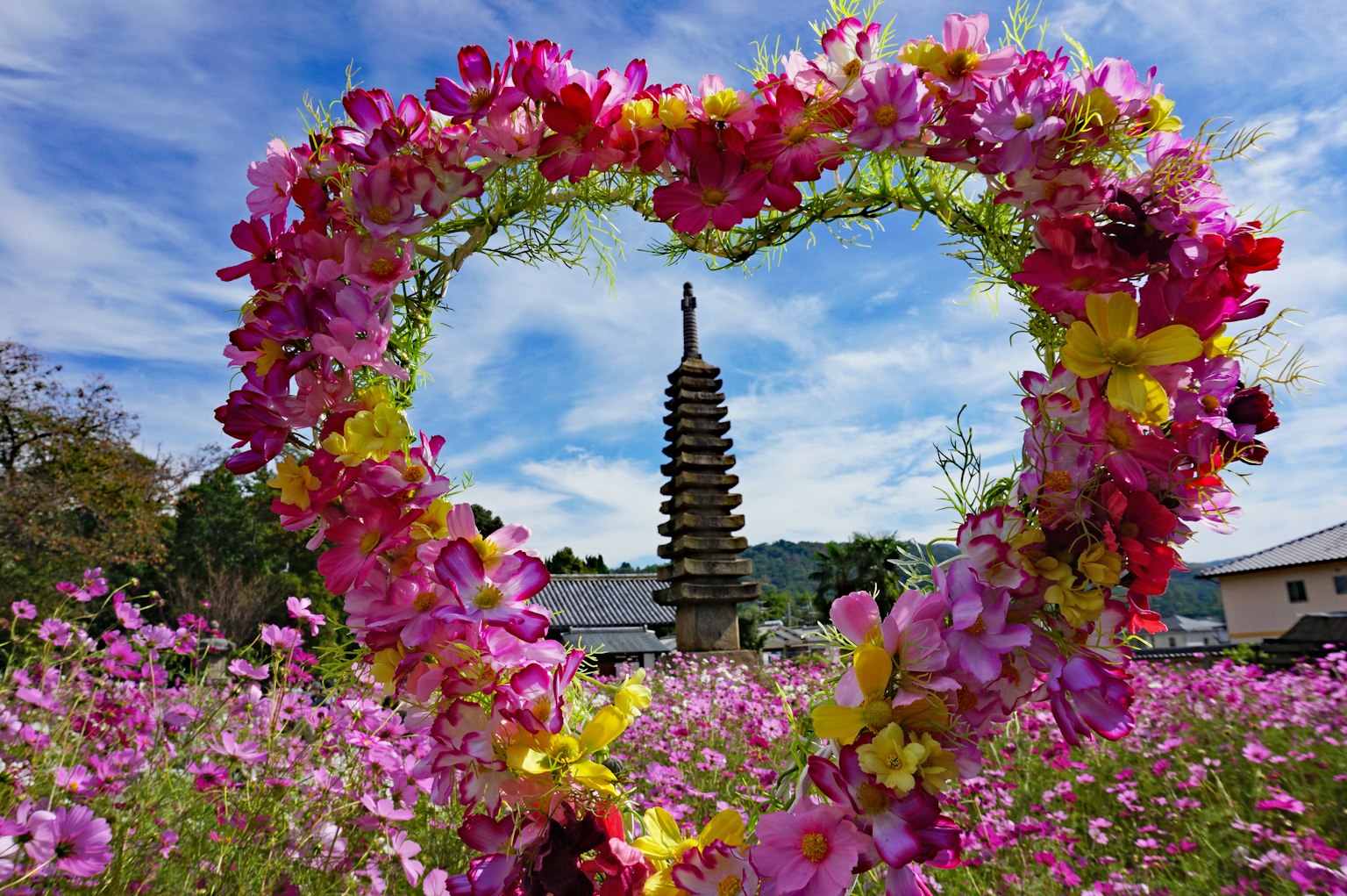 花環心形框架中看到的塔和藍天