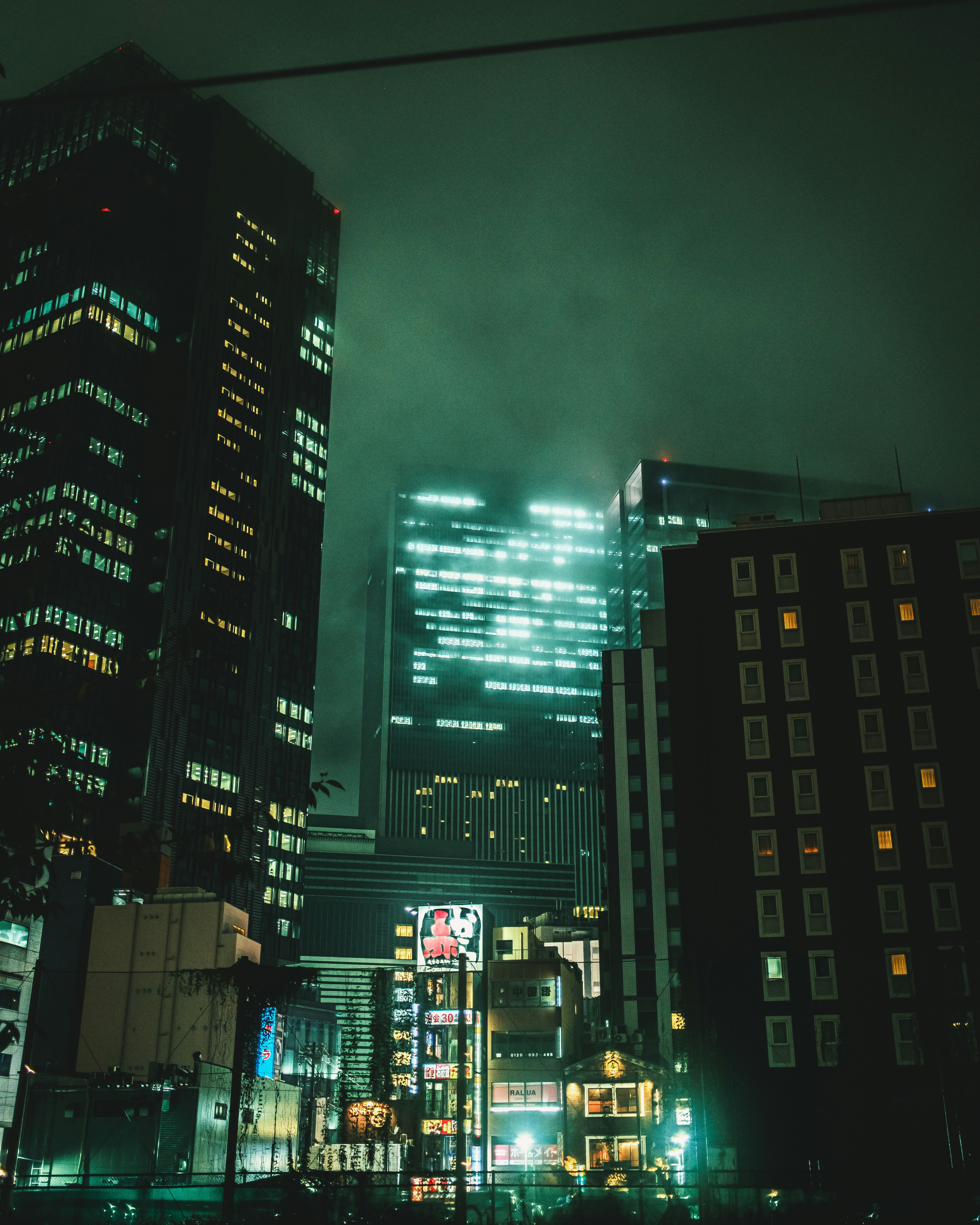 雨煙に煙る名古屋の高層ビル群の夜景
