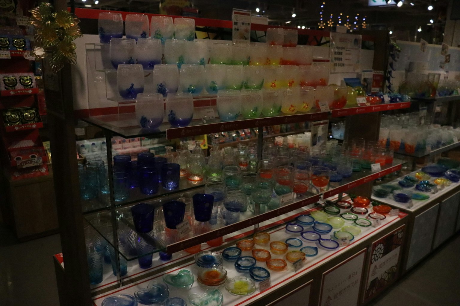 Cristalería colorida expuesta en una vitrina
