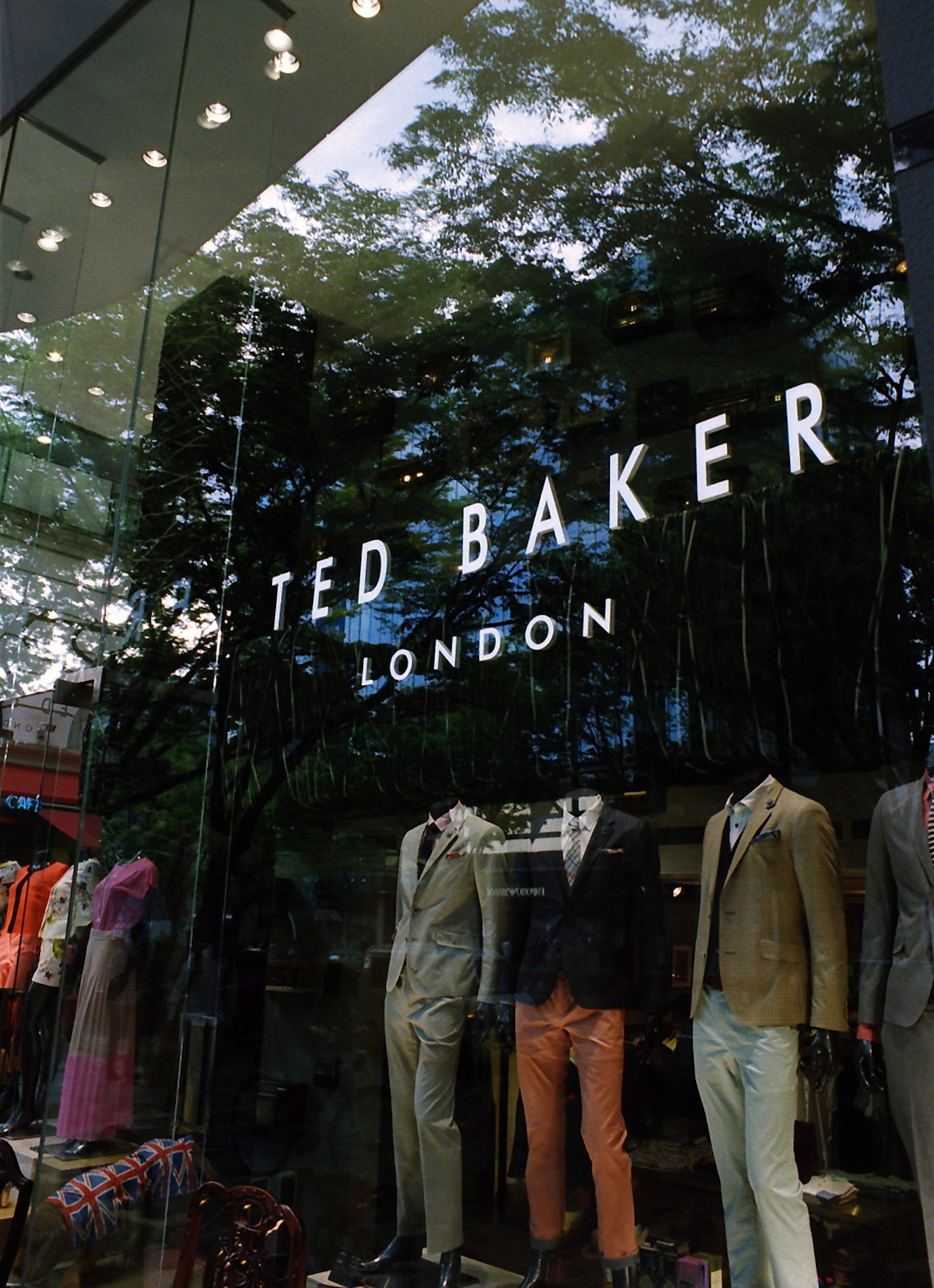 Mặt tiền cửa hàng Ted Baker với cửa sổ trưng bày và hình nộm