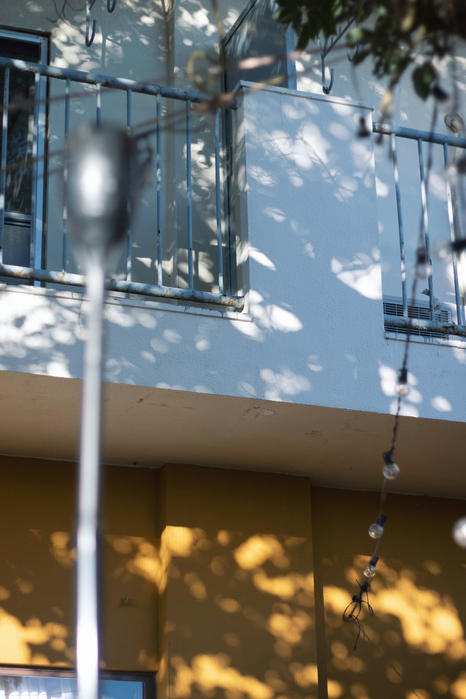 Balcone di un edificio con luce e ombre