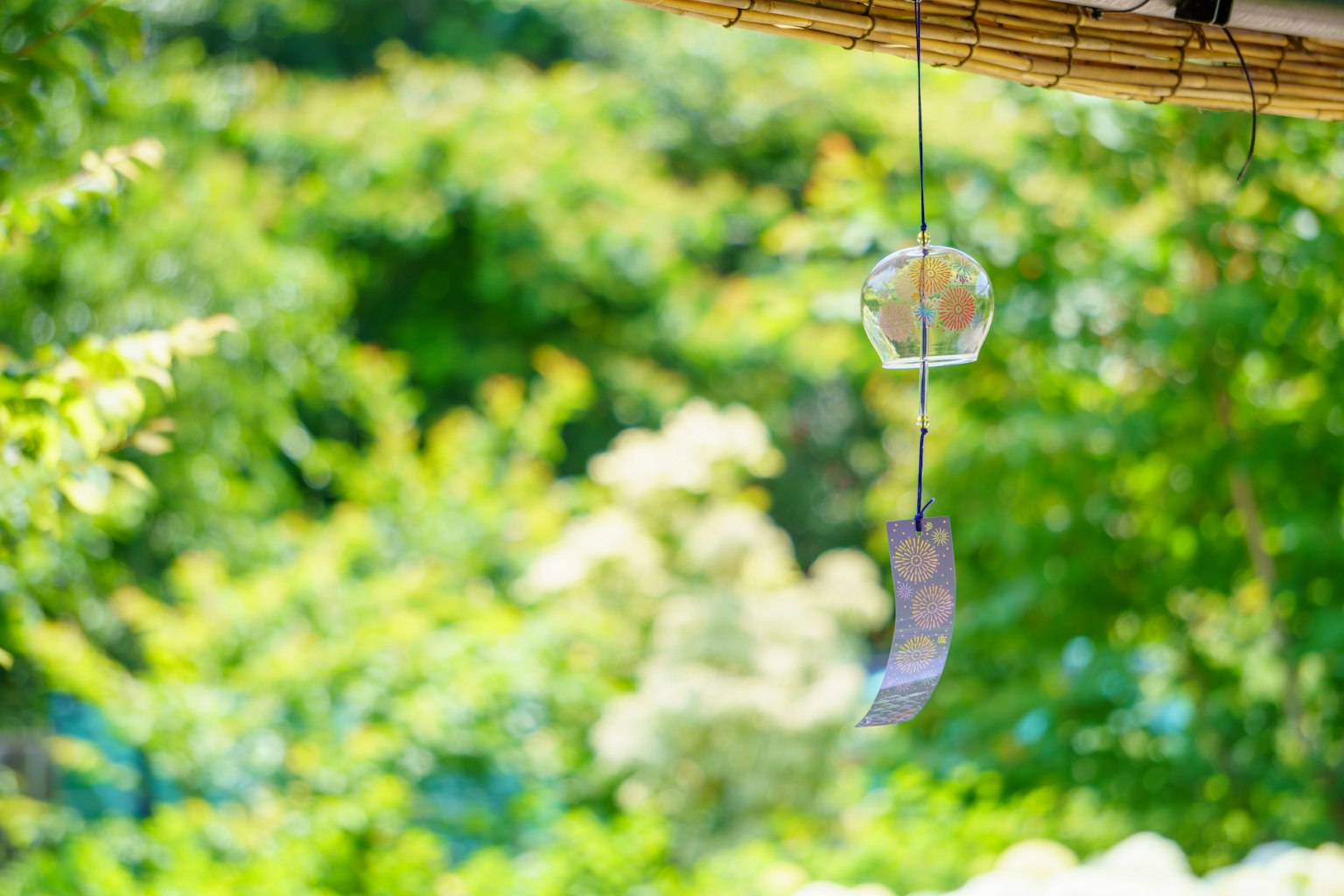 Carillon en cristal suspendu sur un fond vert