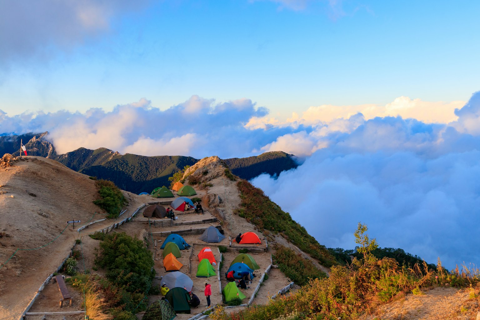 山顶上的彩色帐篷和云海