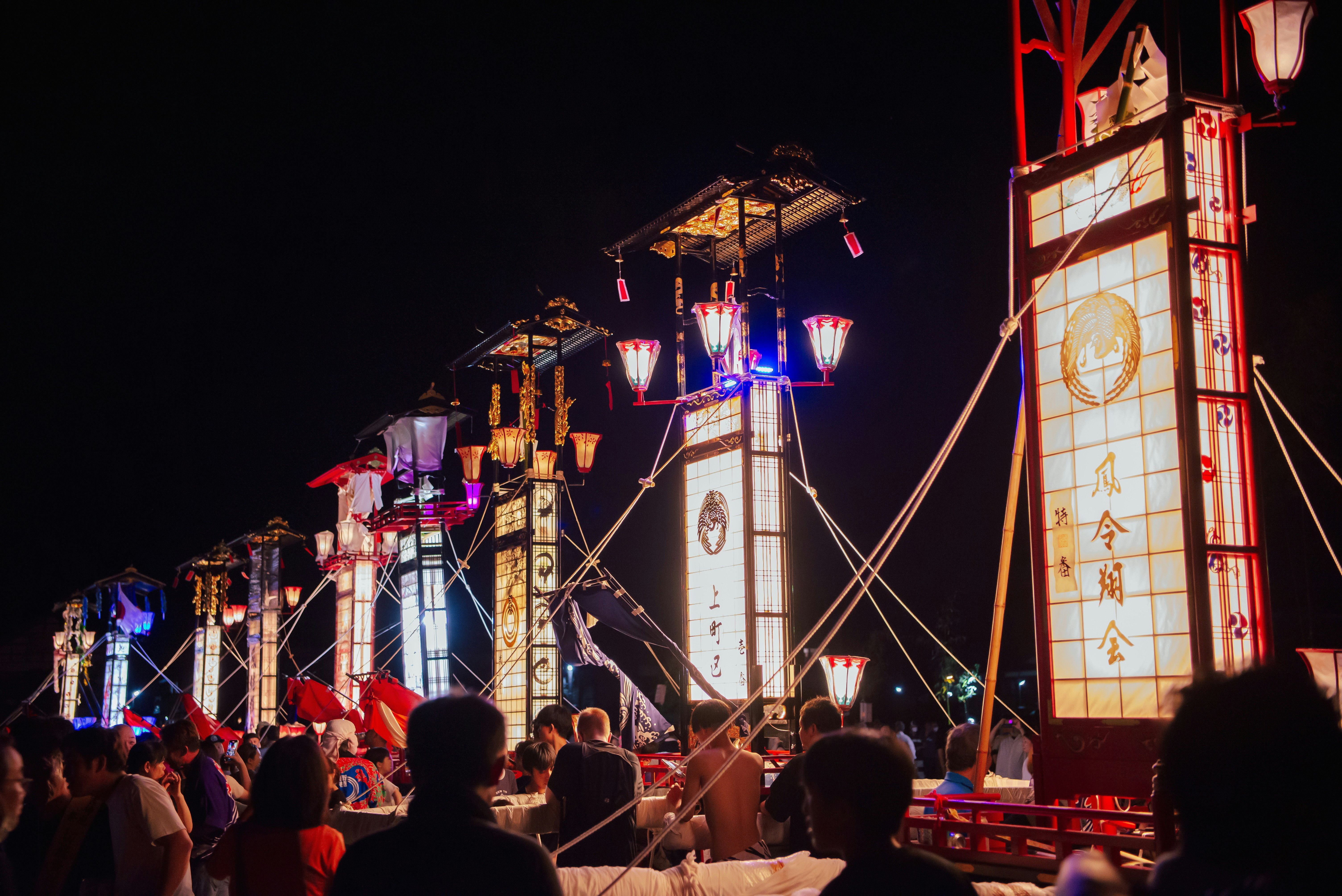 輪島大祭の提灯と山車が並ぶ夜の祭り風景
