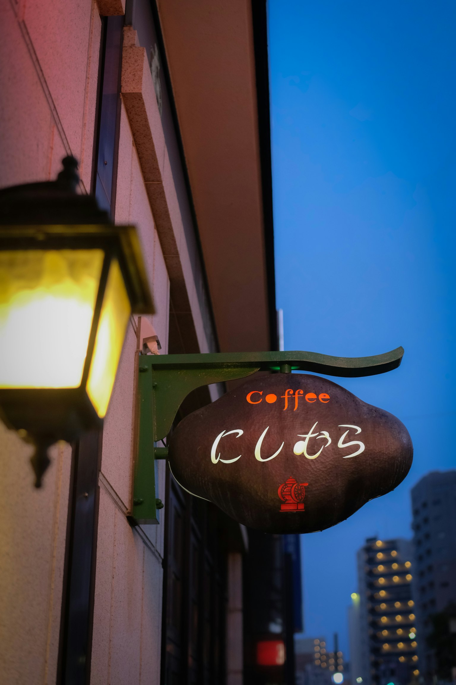 Caféschild mit dem Wort CUBS unter einem blauen Abendhimmel
