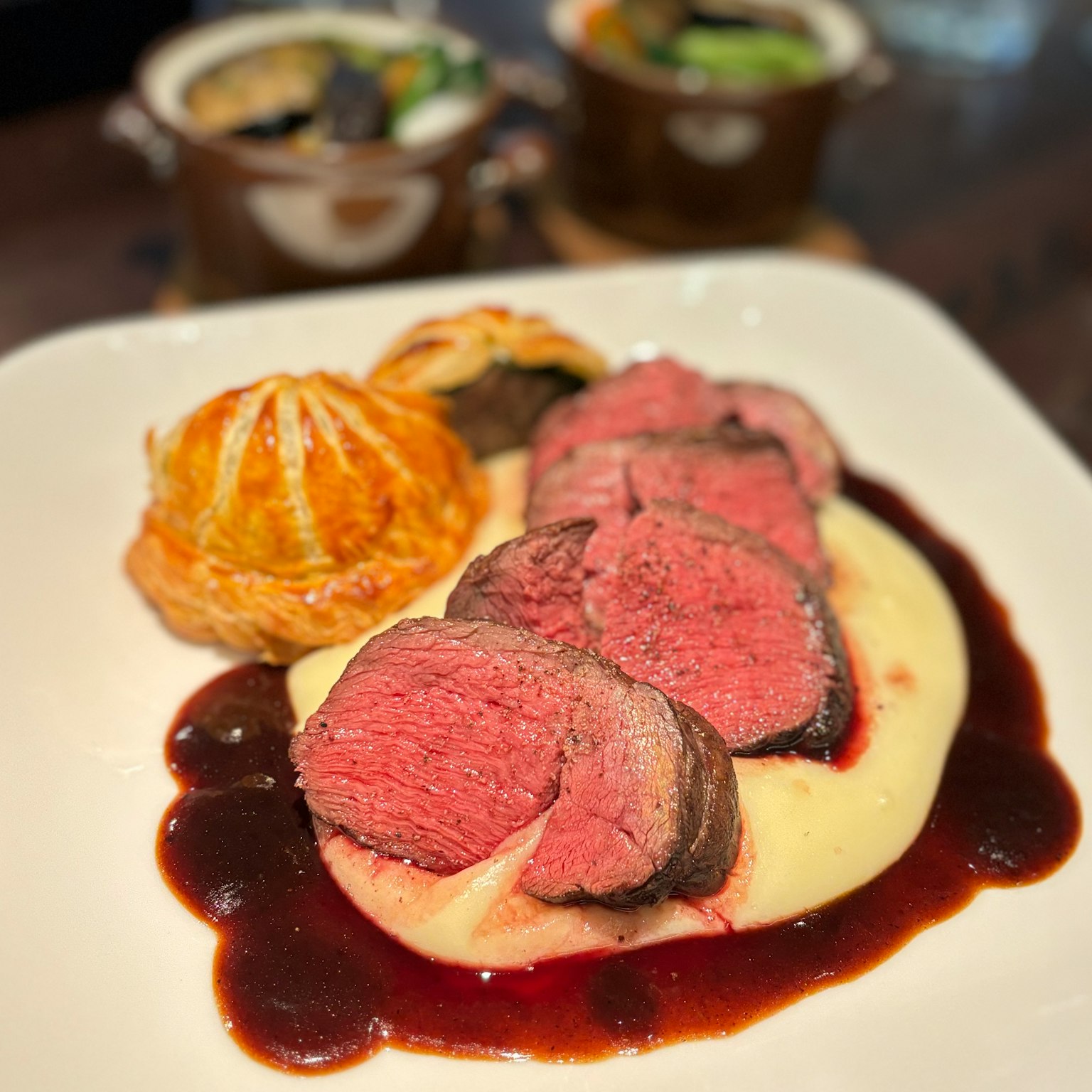 Délicieux rôti de bœuf avec purée de pommes de terre et sauce