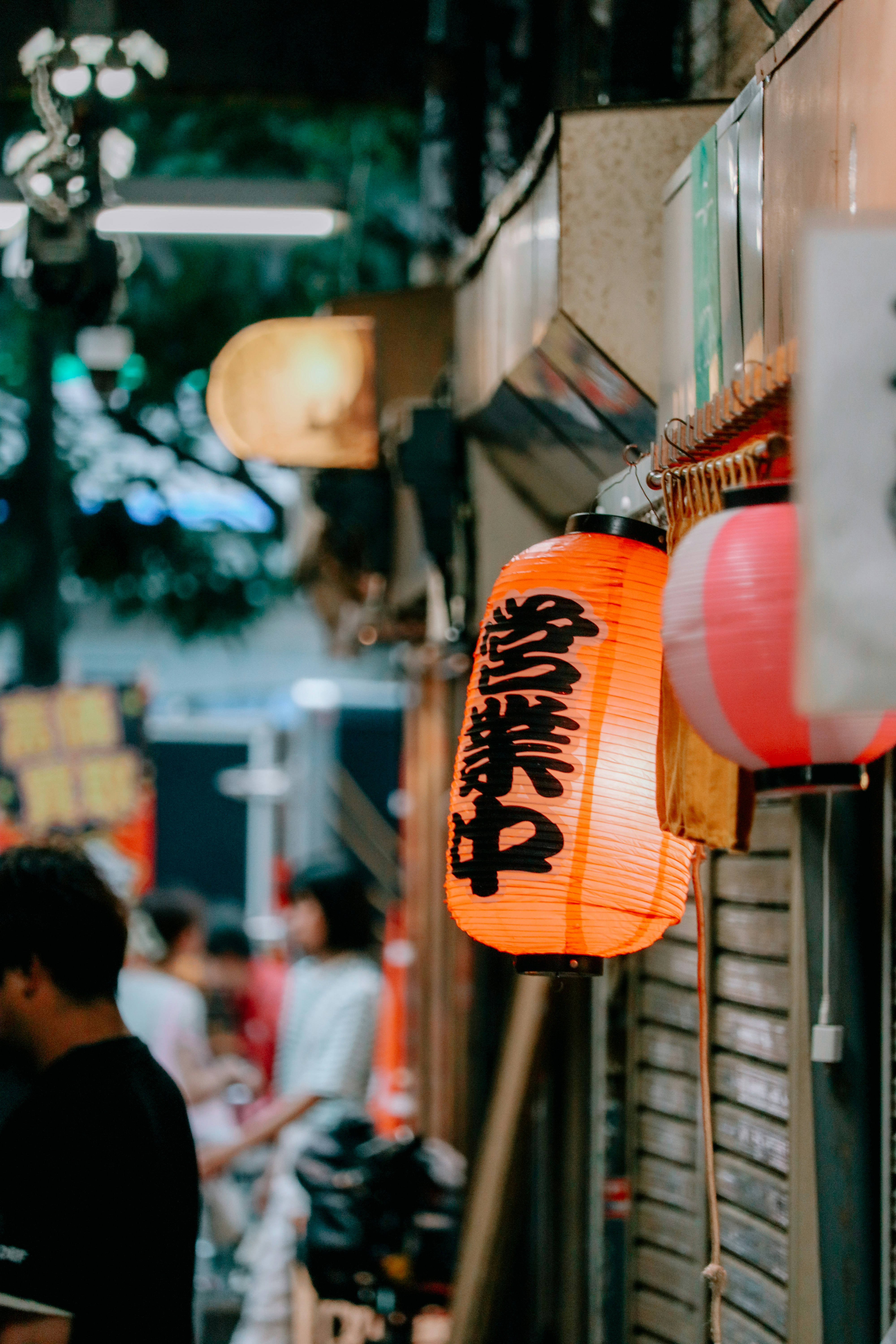 提灯が並ぶ路地の商店街の夜景