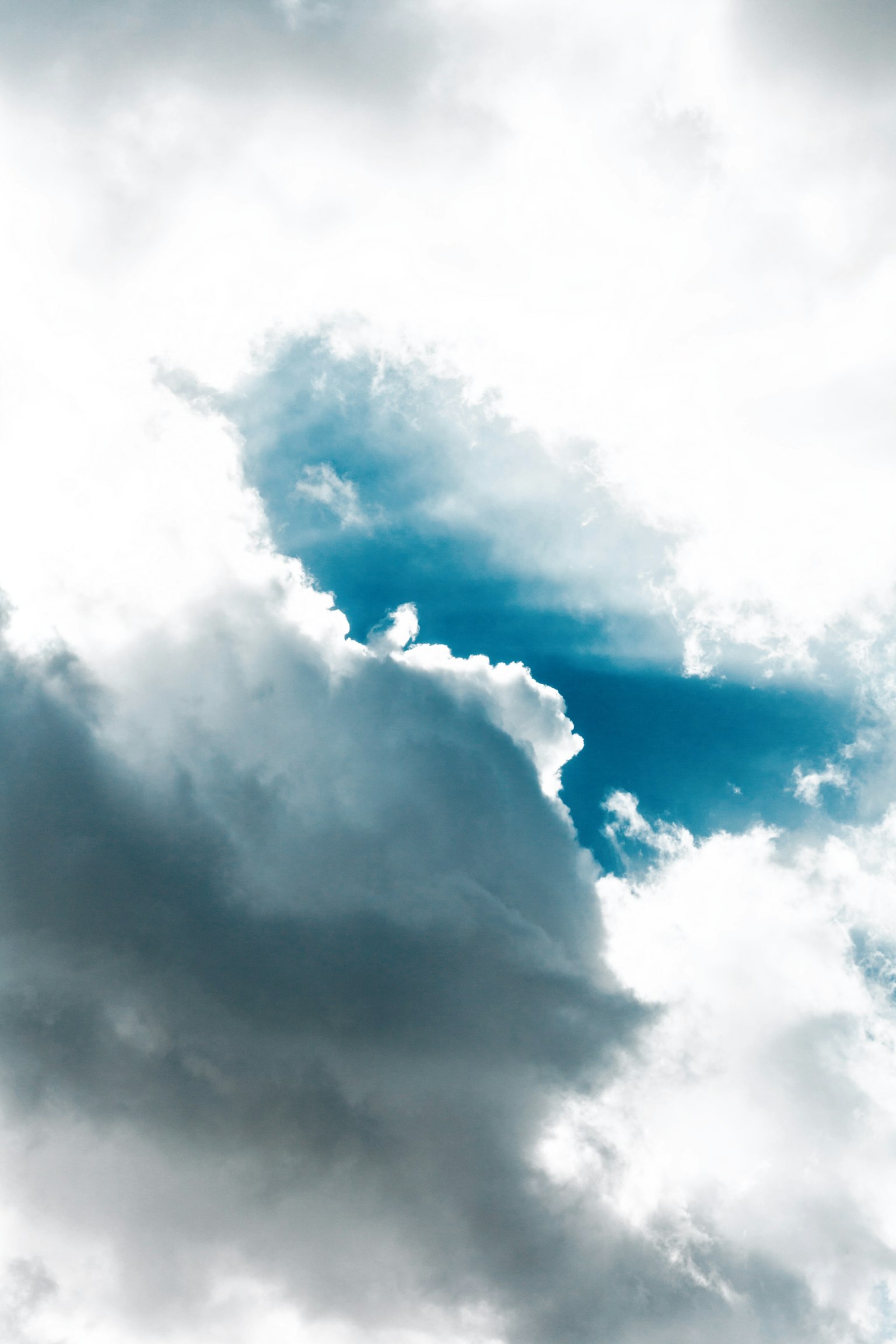 Hermoso paisaje con cielo azul y nubes blancas