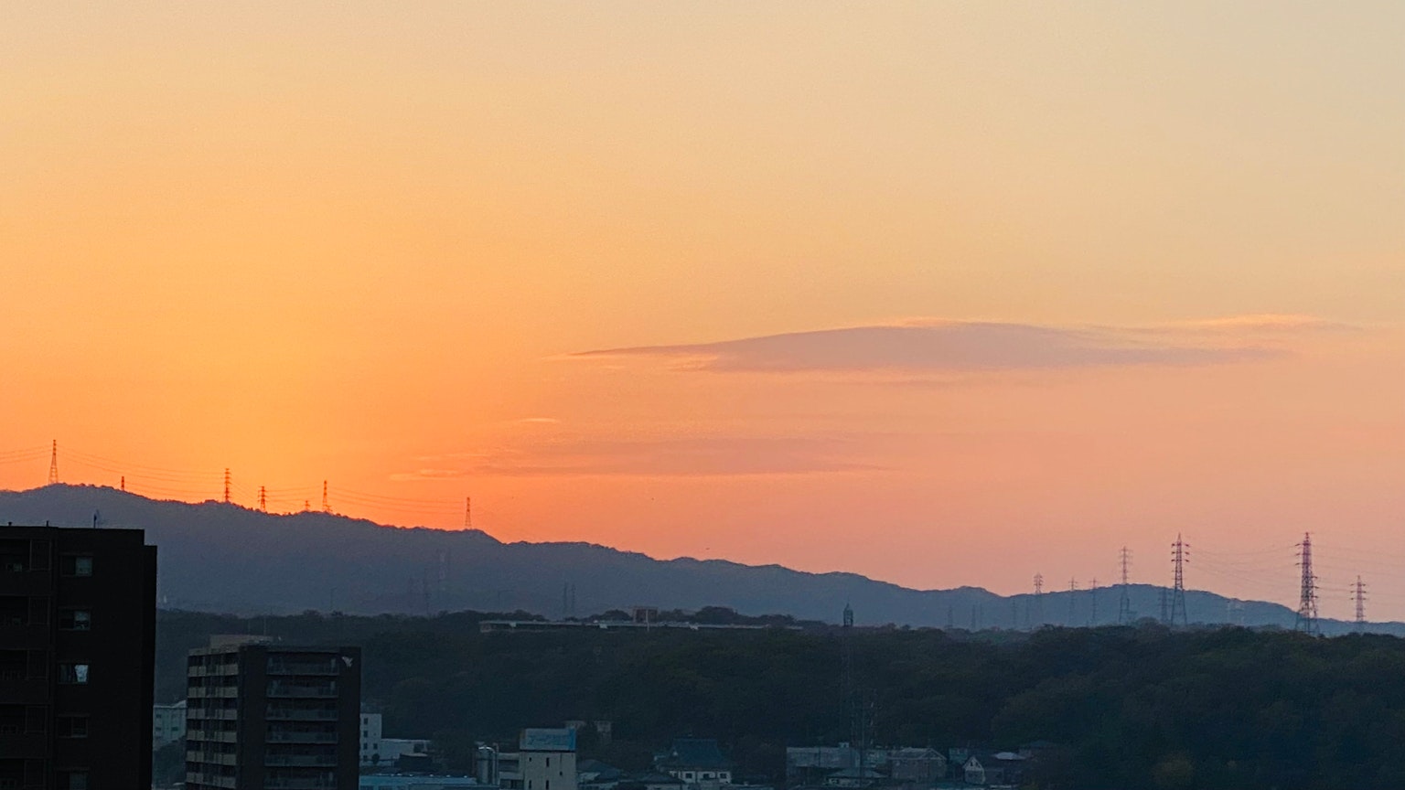 아름다운 언덕 위의 일몰과 도시 실루엣