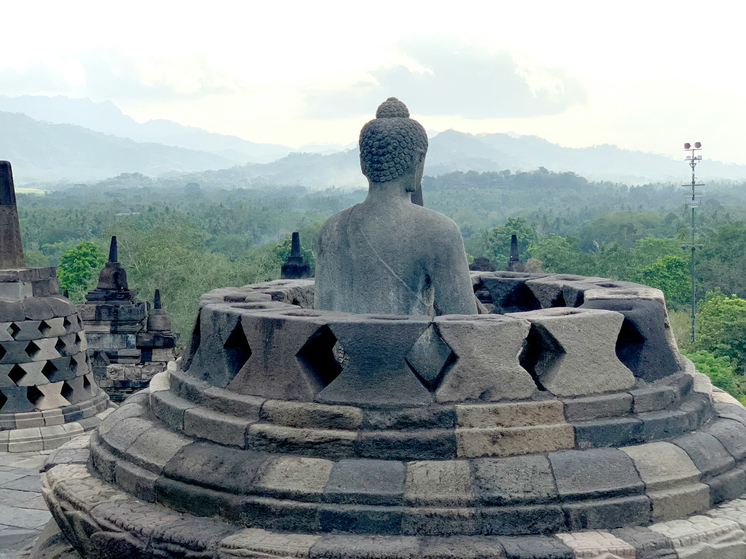 佛羅布多寺的佛像背面和郁郁蔥蔥的背景