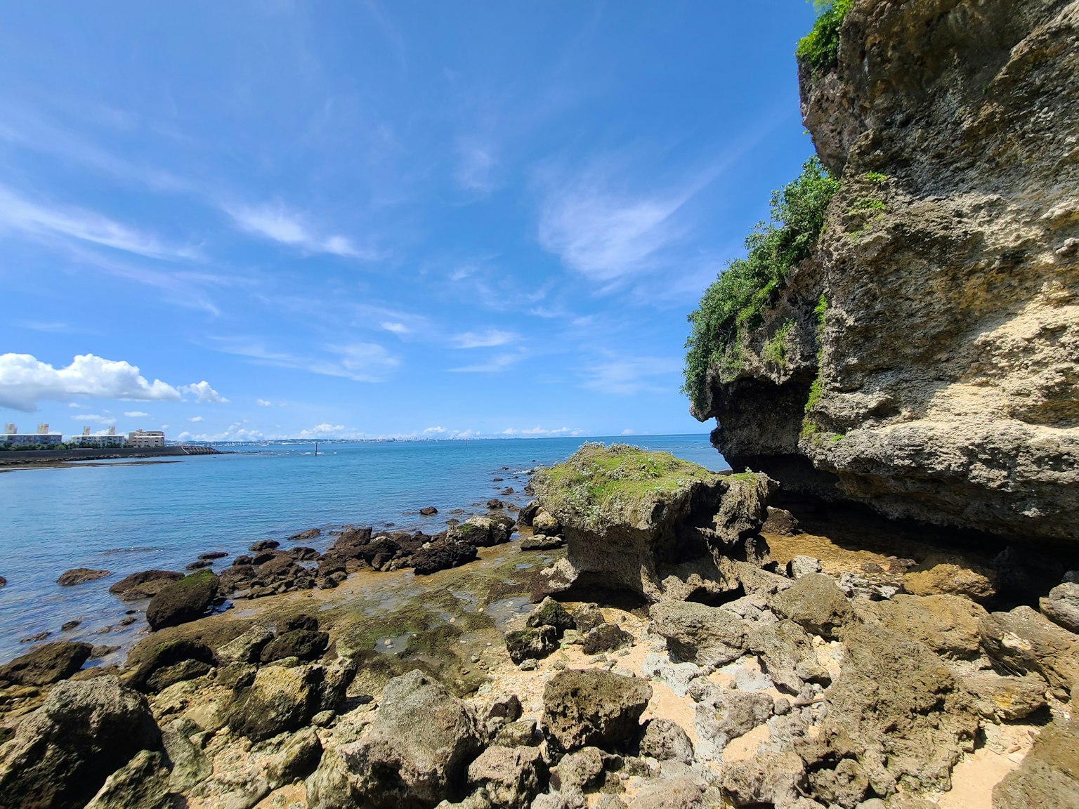 Vista escénica del océano azul y la playa rocosa