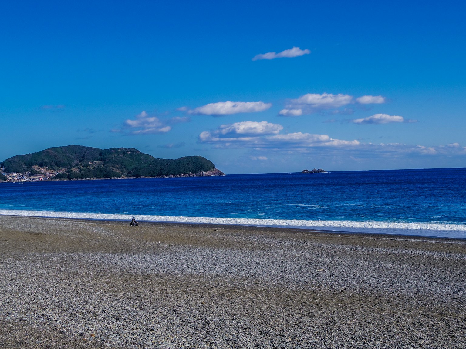 ทิวทัศน์ชายหาดที่สวยงามท้องฟ้าสีฟ้าที่ชัดเจนและคลื่นสงบเกาะห่างไกล