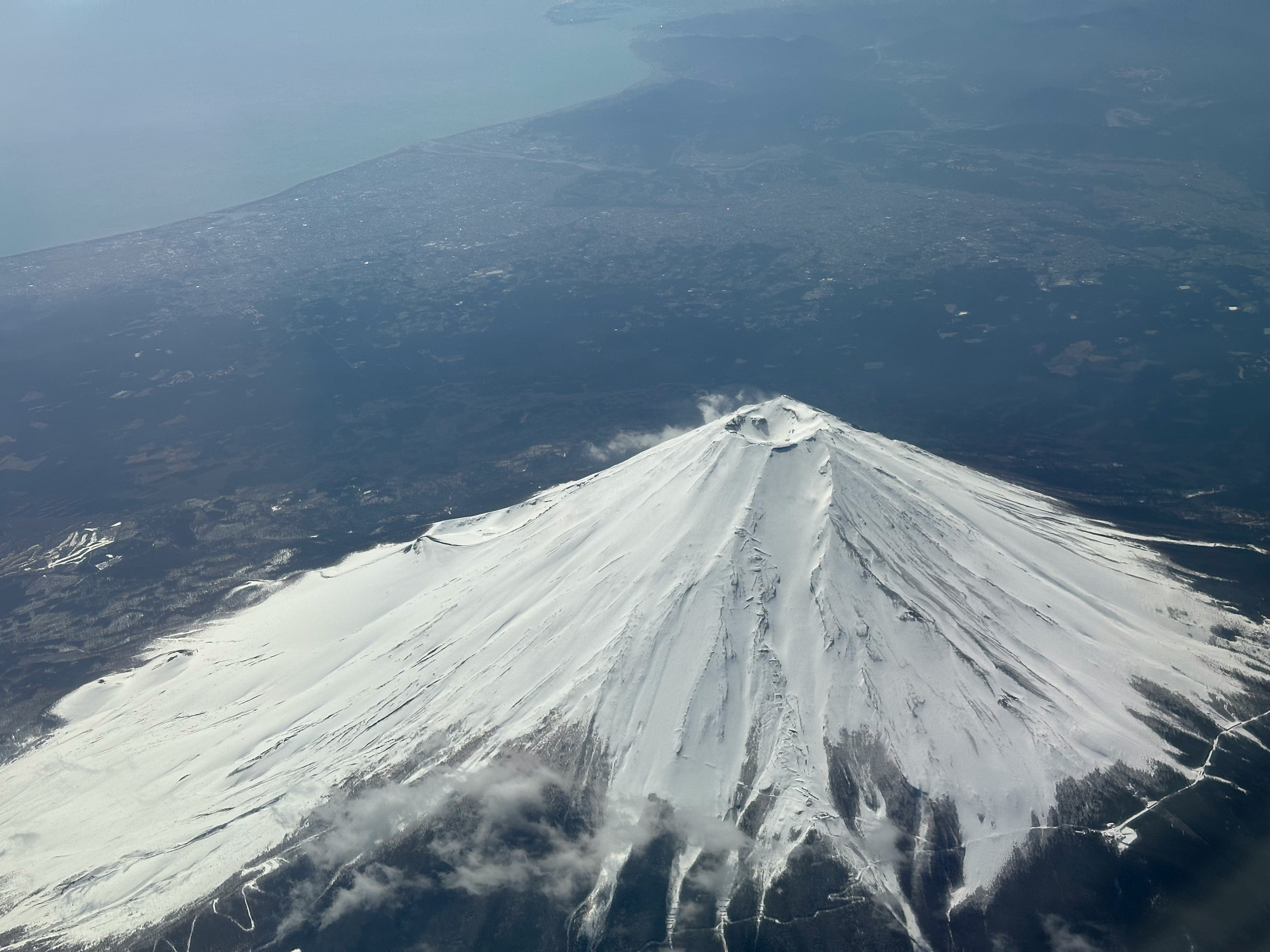 雪をかぶった富士山の山頂と稜線の眺め