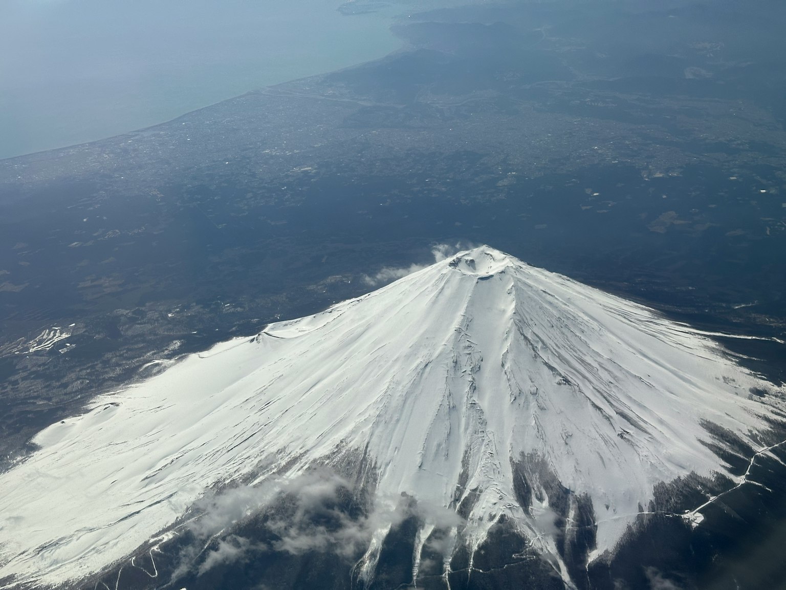 Puncak bersalju Gunung Fuji dengan pemandangan sekitarnya