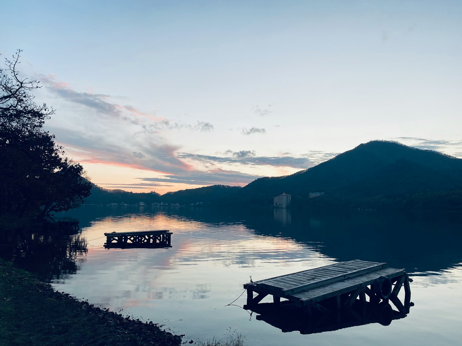 Ruhige Seesicht, die Berge bei Sonnenuntergang reflektiert