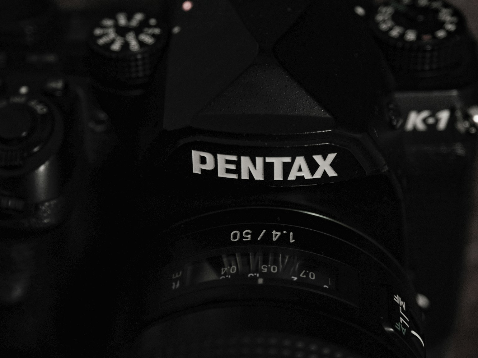 Immagine ravvicinata della fotocamera Pentax K-1 con focus sull'obiettivo