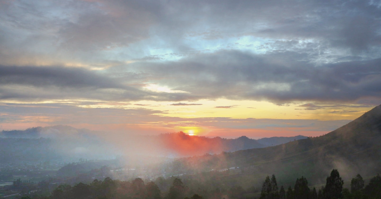 vernebeltes Bergpanorama bei Sonnenuntergang