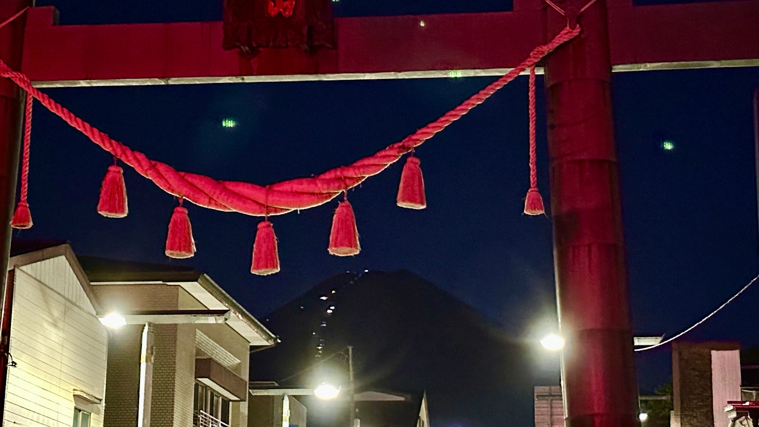 夜晚的鳥居和紅色注連繩