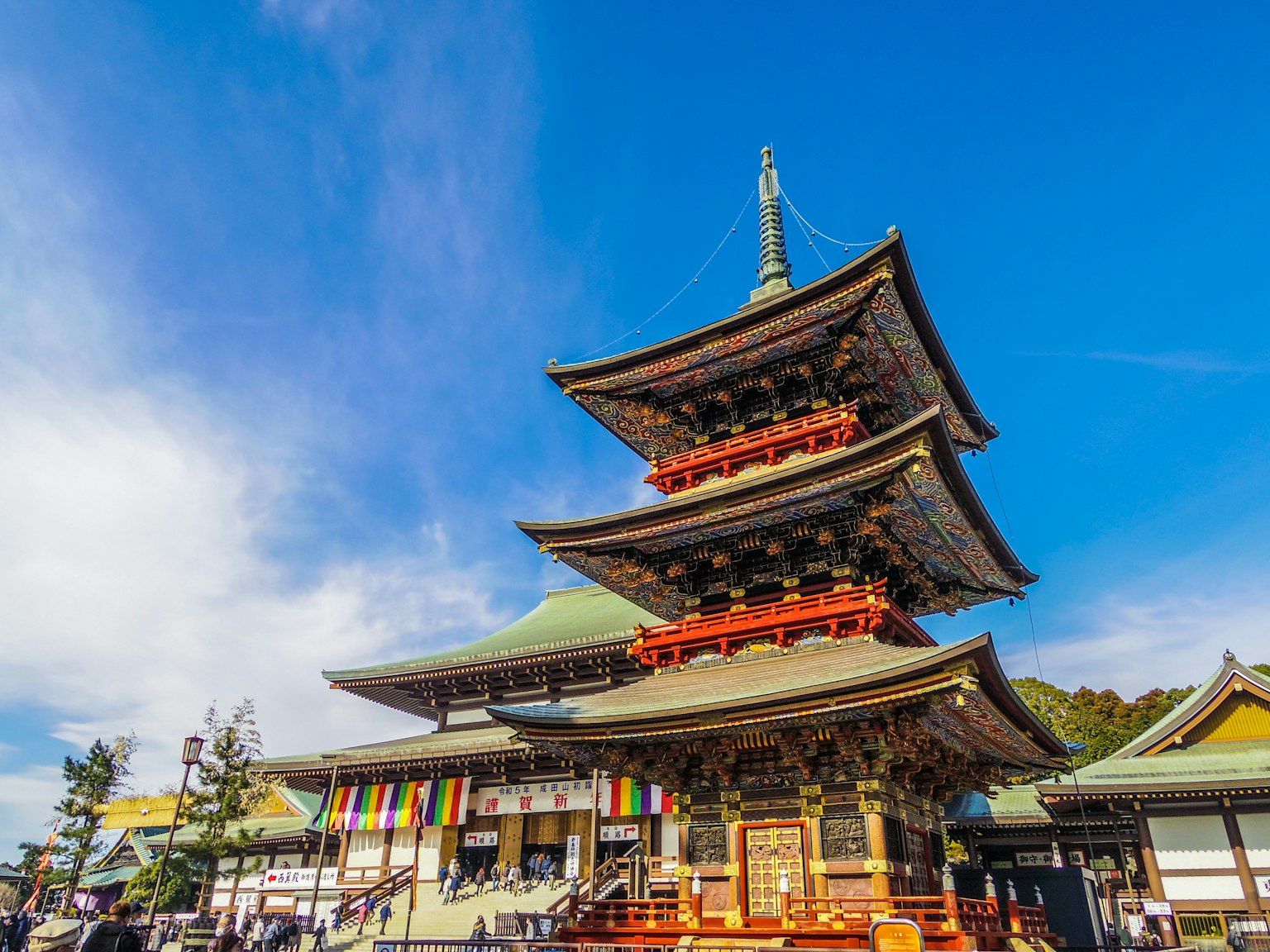 传统日本五重塔在晴朗的蓝天下色彩斑斓的装饰