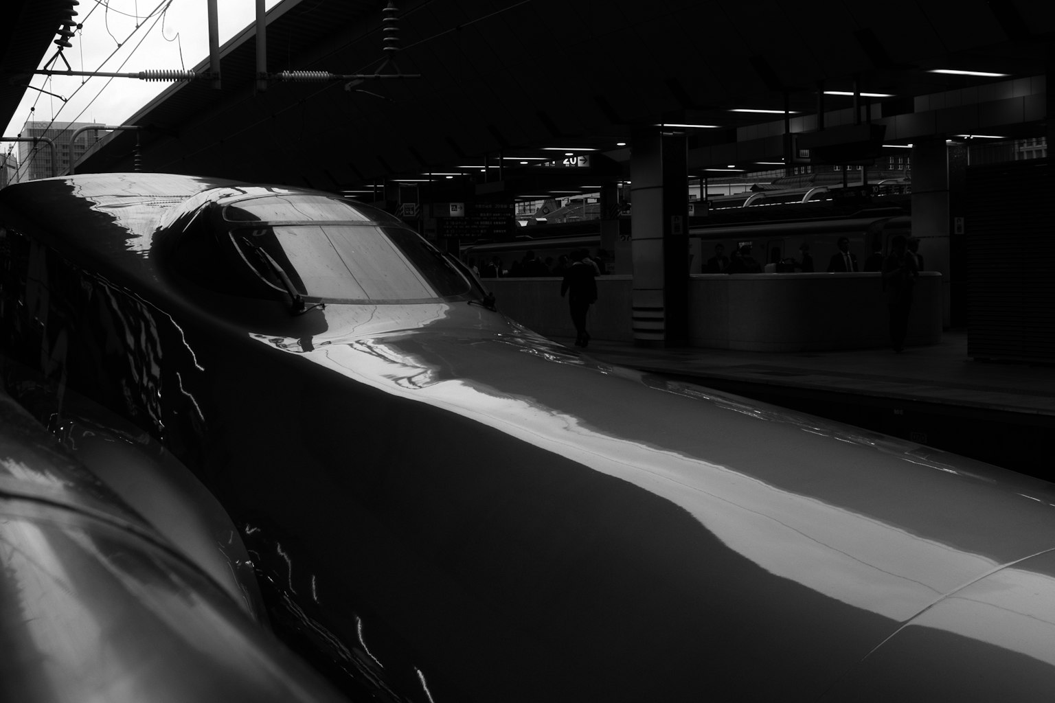 Schwarzweißbild eines Shinkansen-Zuges an einem Bahnhof