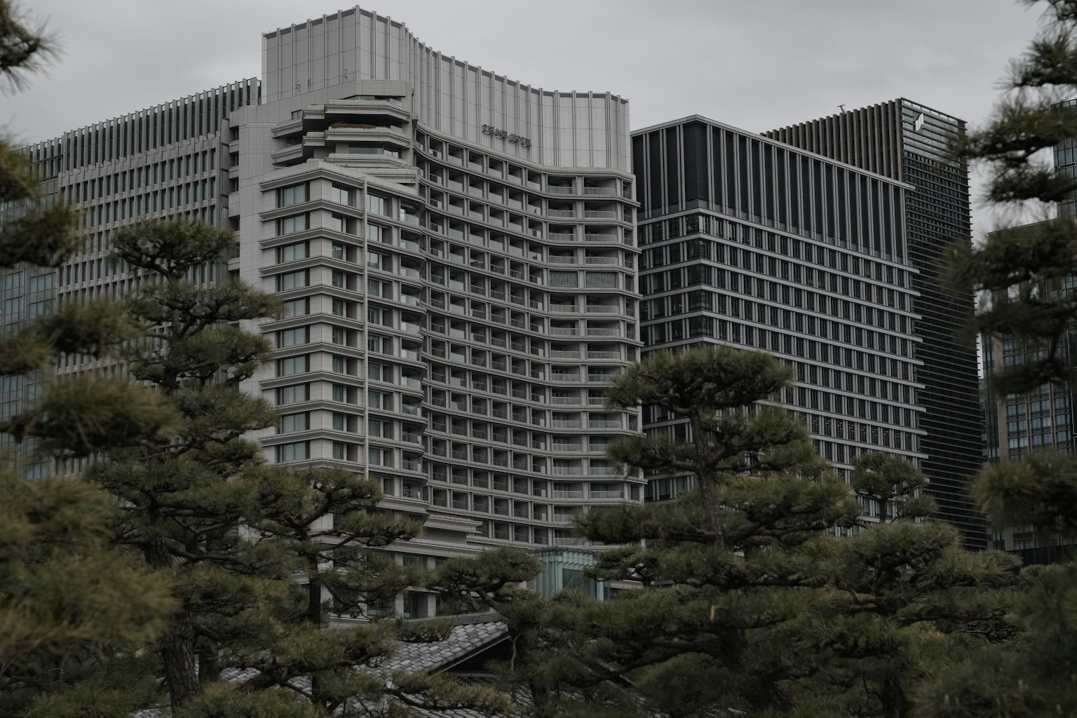 Edificios modernos con vegetación en un paisaje urbano