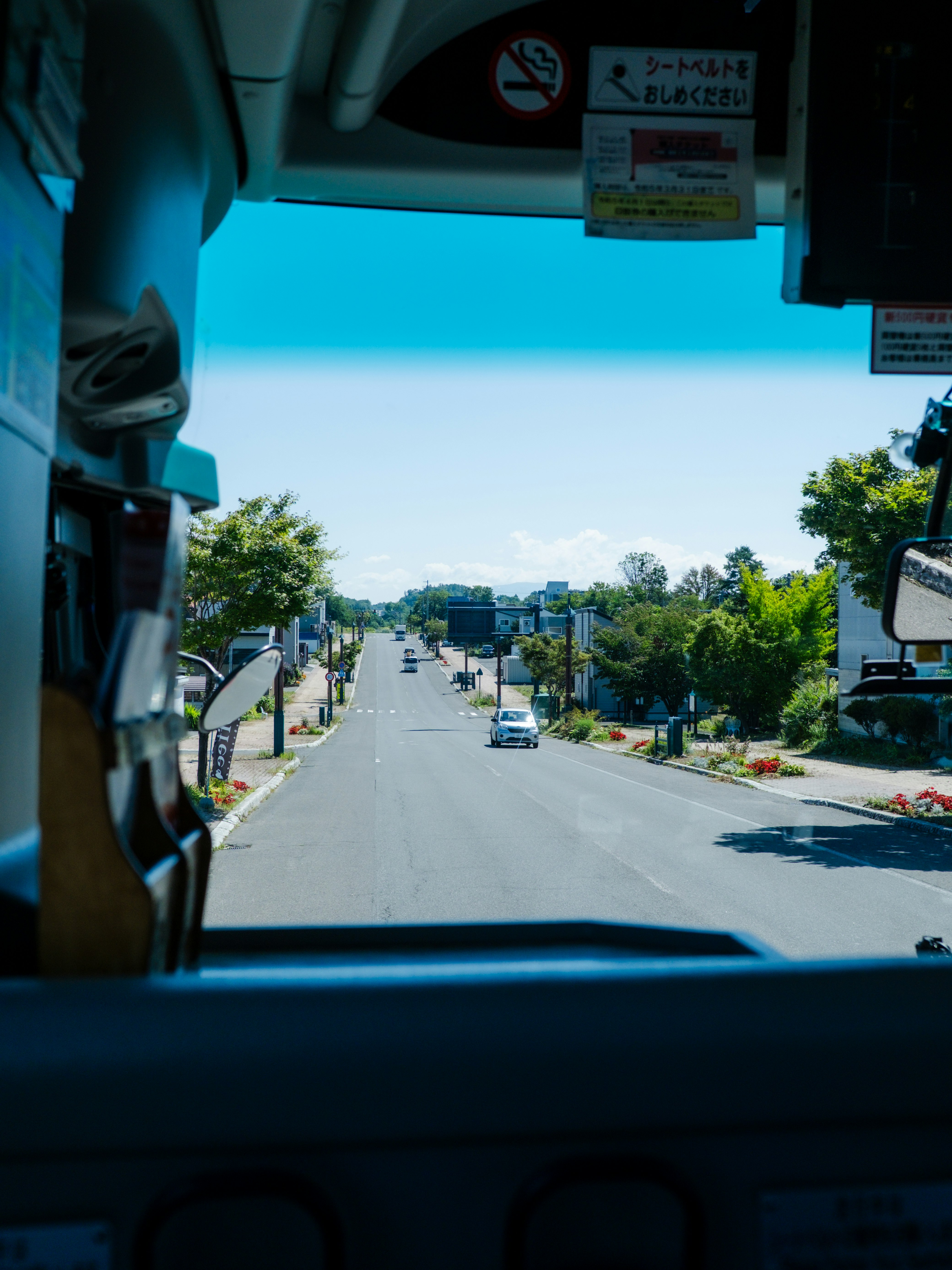 Vista di una strada dritta dal finestrino dell’auto a Niseko, Hokkaido