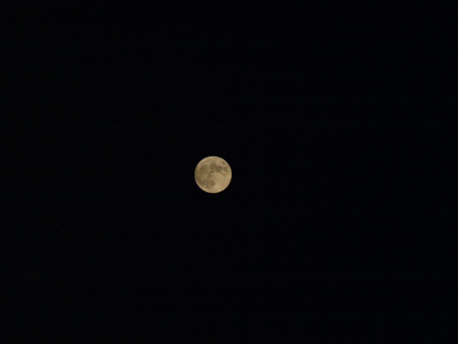 Bulan cerah di langit malam yang gelap