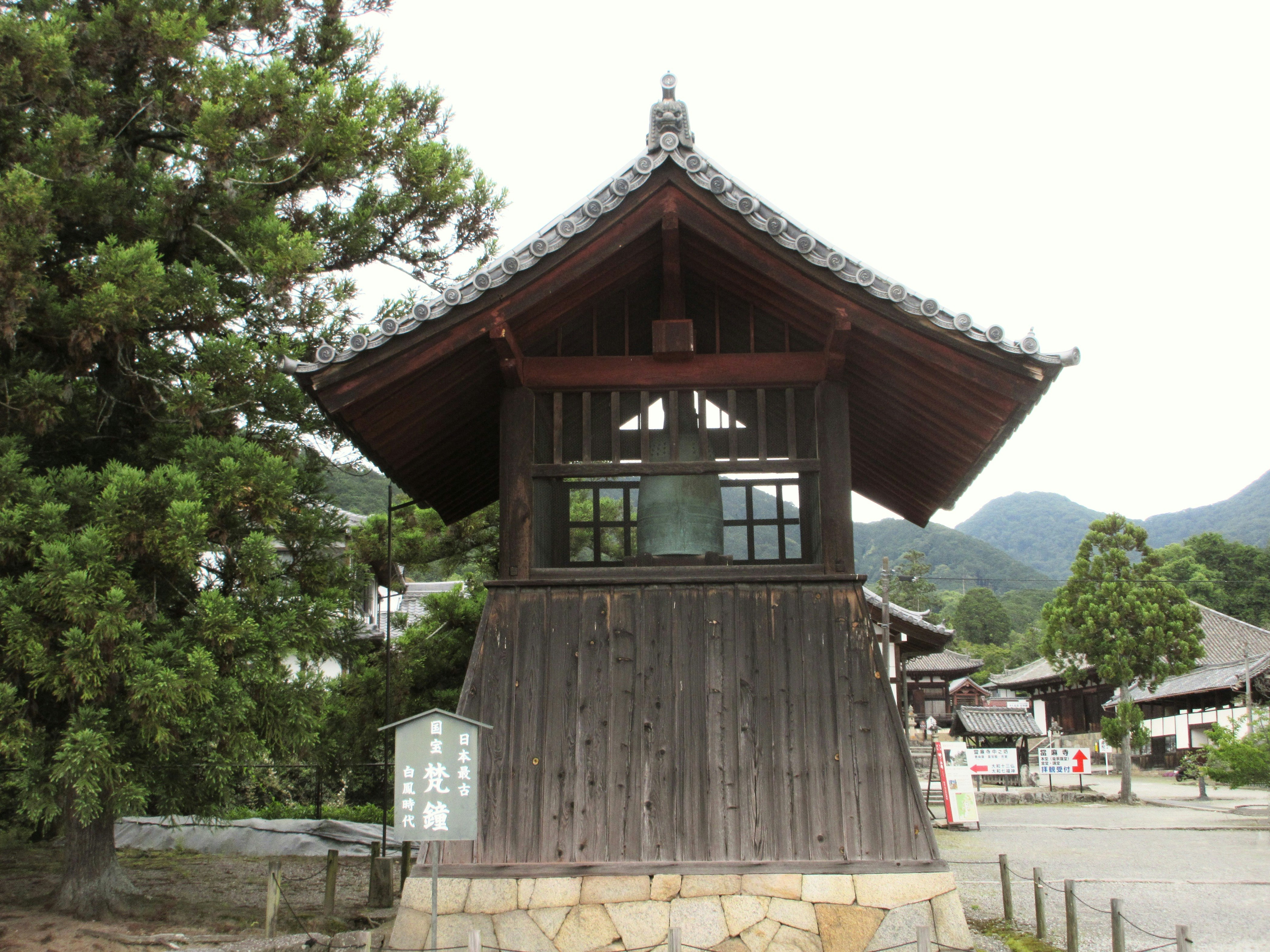 山あいの寺院にある木造の鐘楼