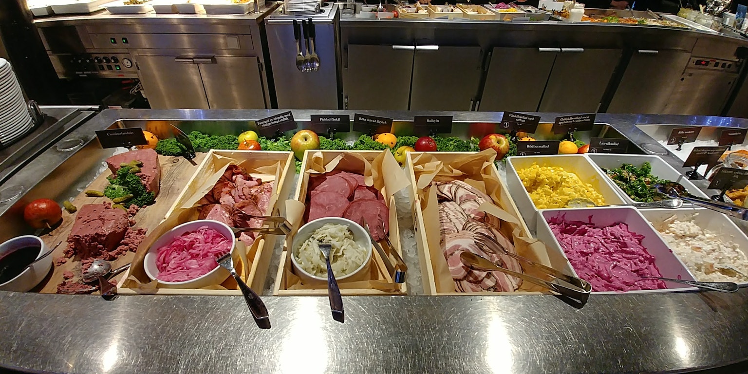 Stazione di cibo in stile buffet con carni e frutta fresca